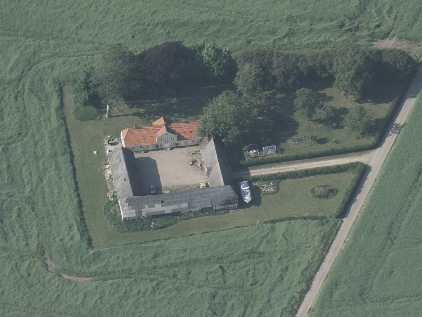 Fremhævet luftfoto - fra syd billede i fuldskærmstilstand. Billede af Bjergegyden 12, Sønderby Bj, 5631 Ebberup