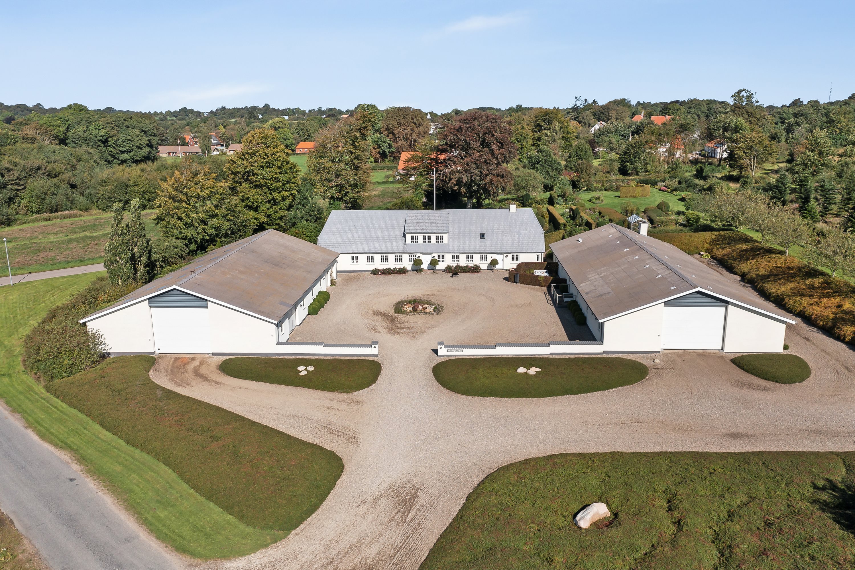 Fremhævet ejendommen set fra syd billede i fuldskærmstilstand. Billede af Mojbølvej 1, Øster Lindet, 6630 Rødding