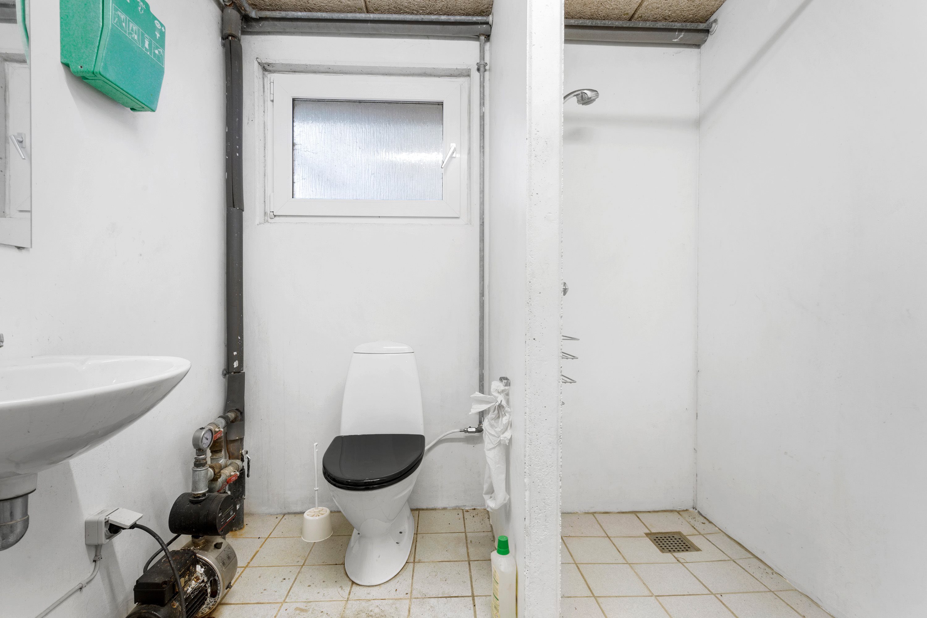 Fremhævet badeværelse billede i fuldskærmstilstand. Billede af Vestermarken 14, 9370 Hals