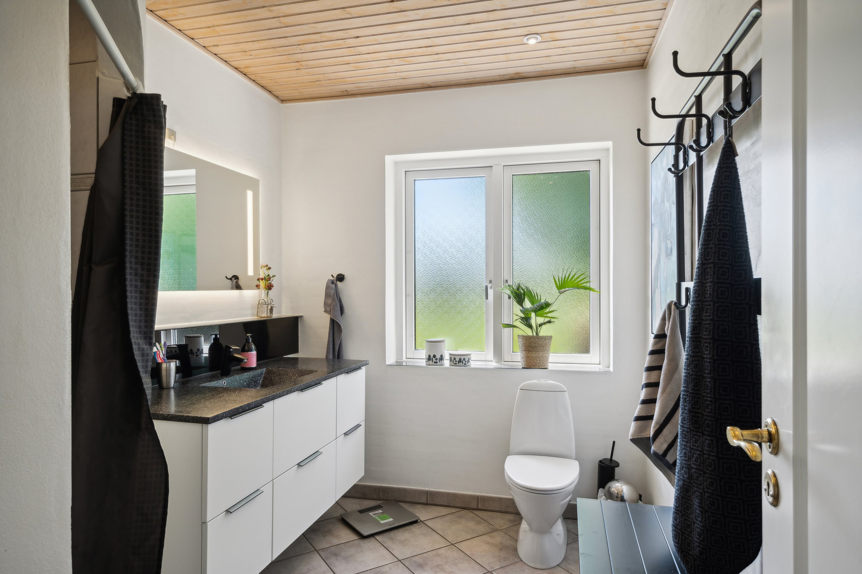 Fremhævet badeværelse billede i fuldskærmstilstand. Billede af Batum Hedevej 8, Batum, 8830 Tjele