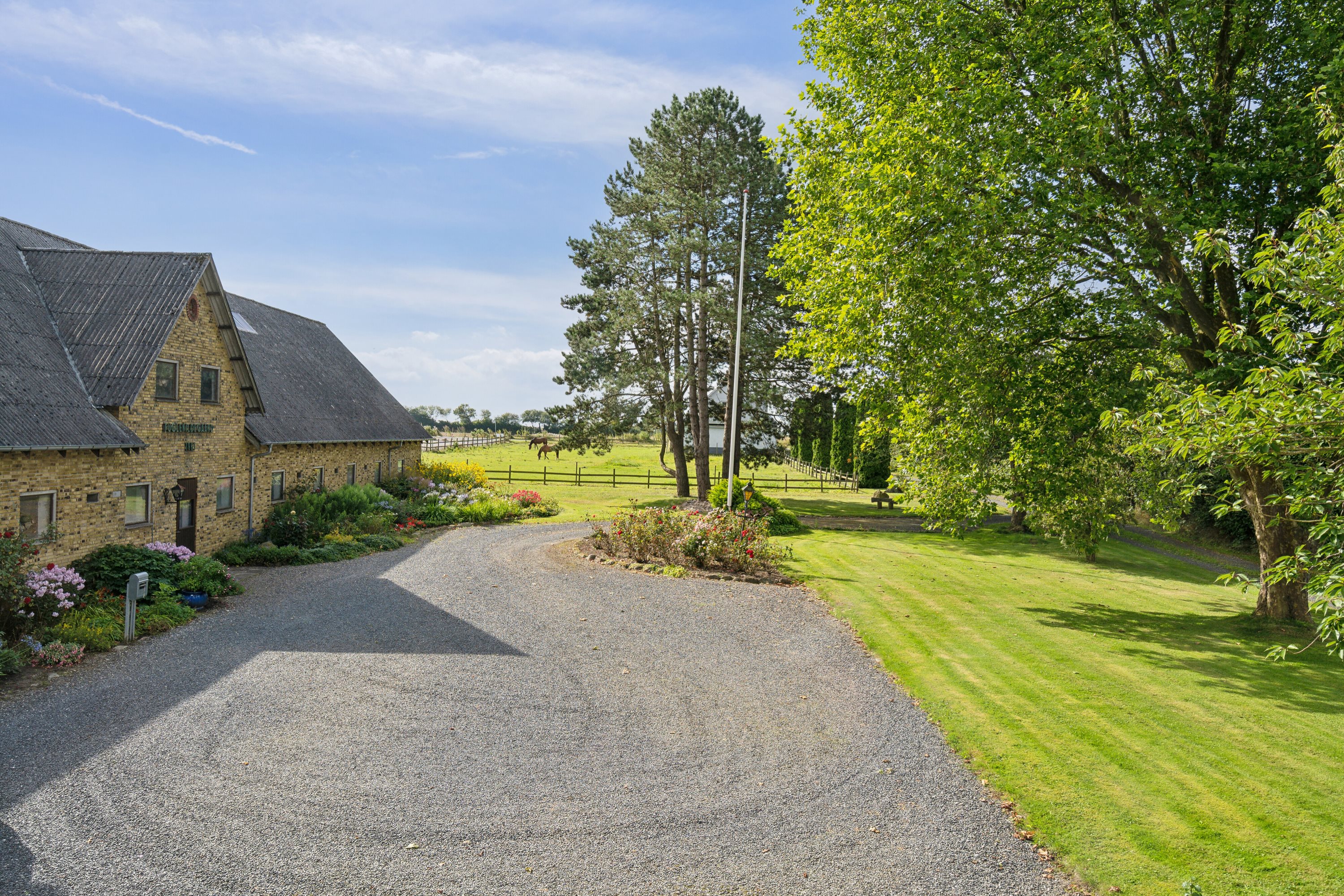 Fremhævet gårdsplads billede i fuldskærmstilstand. Billede af Fuglekildevej 83A, Verninge, 5690 Tommerup