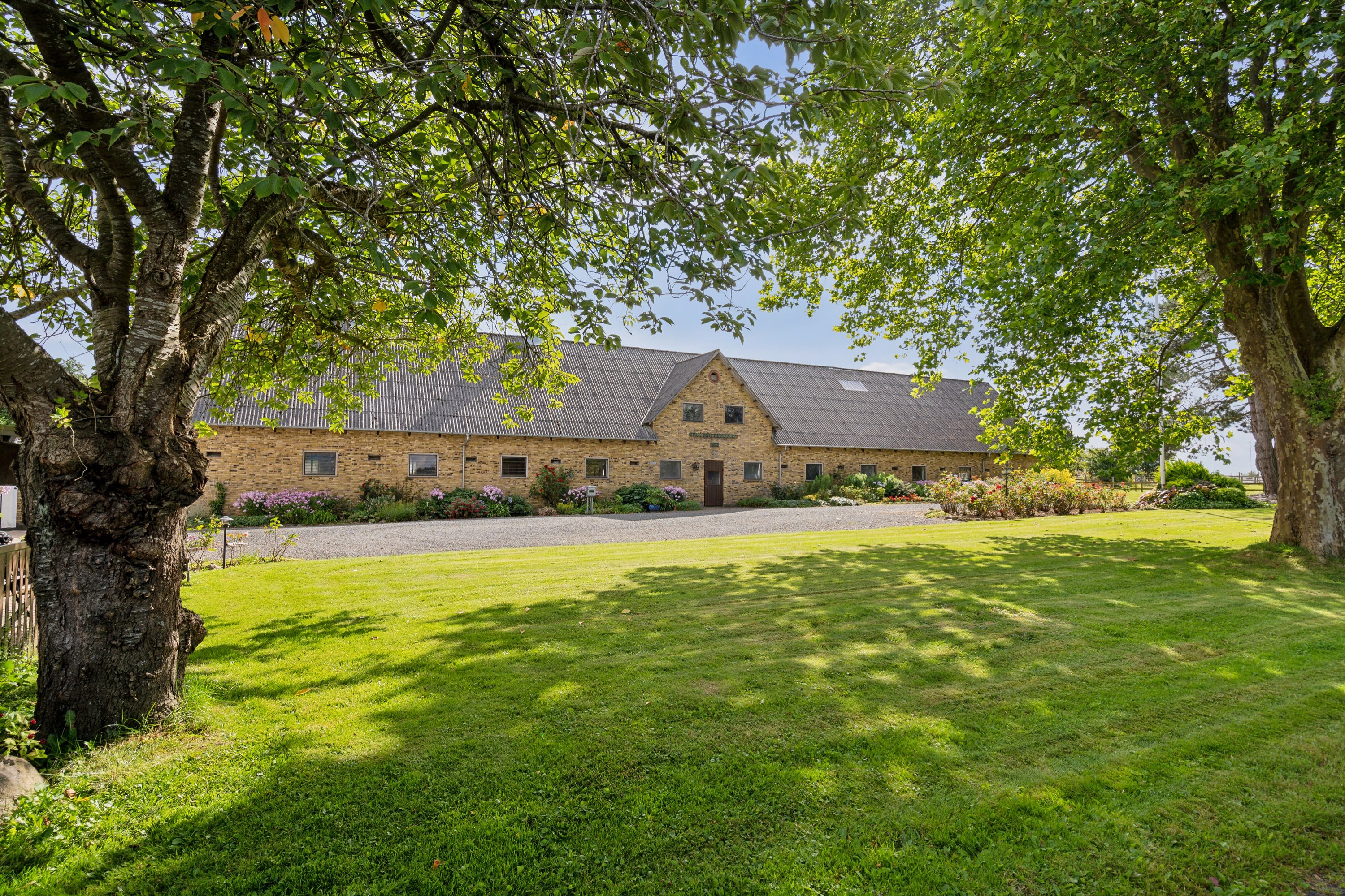 Fremhævet set fra gårdsplads billede i fuldskærmstilstand. Billede af Fuglekildevej 83A, Verninge, 5690 Tommerup