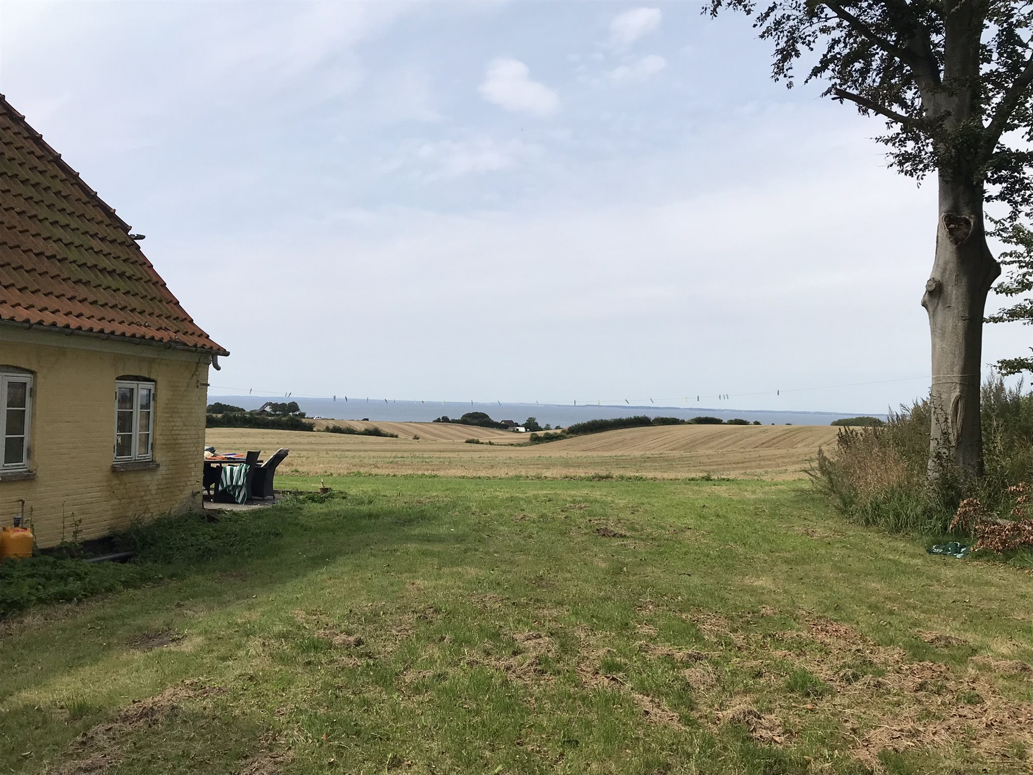 Fremhævet udsigt fra haven over marker til lillebælt billede i fuldskærmstilstand. Billede af Bjergegyden 12, Sønderby Bj, 5631 Ebberup