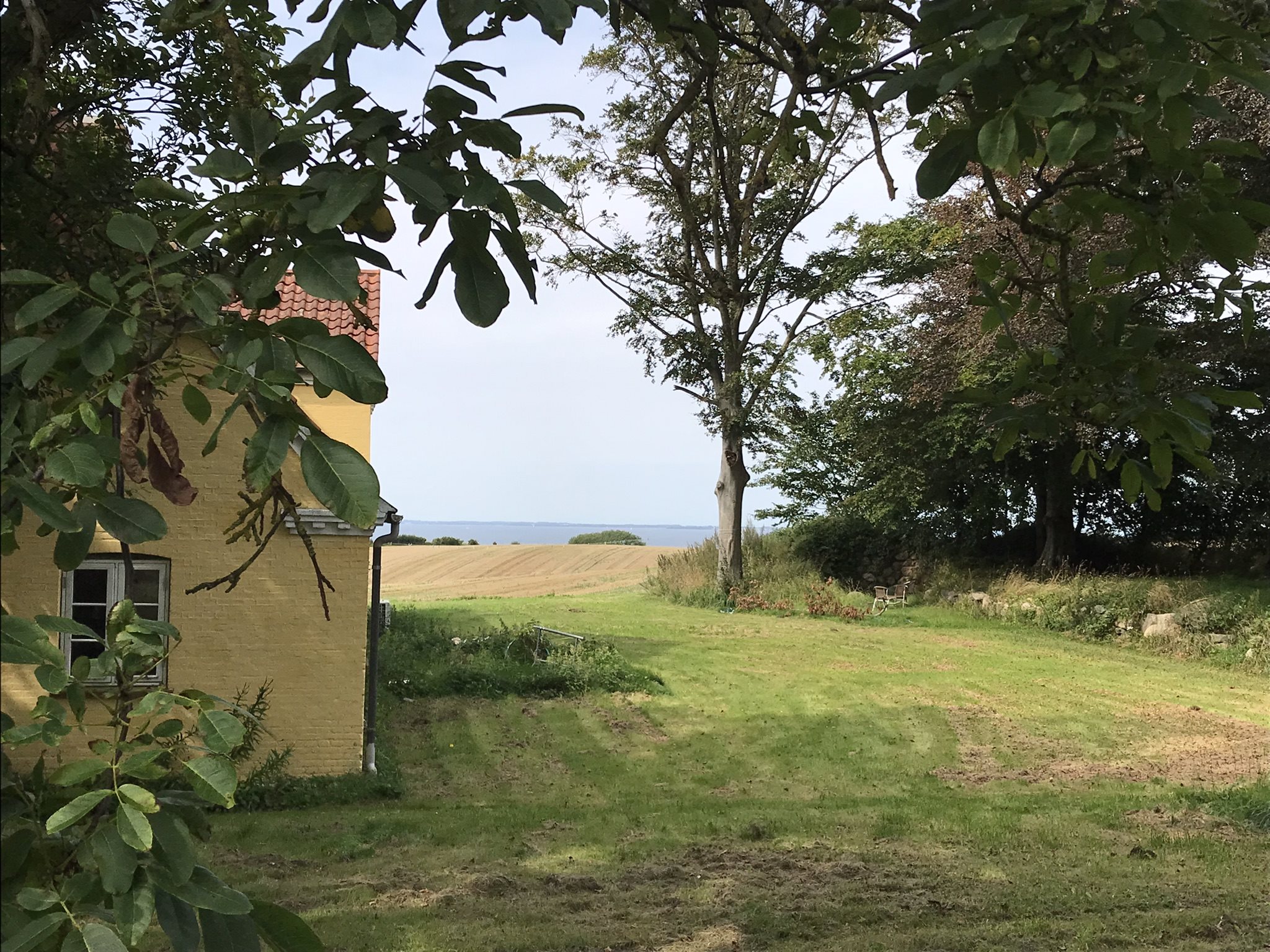 Fremhævet kig mod vandet fra haven billede i fuldskærmstilstand. Billede af Bjergegyden 12, Sønderby Bj, 5631 Ebberup