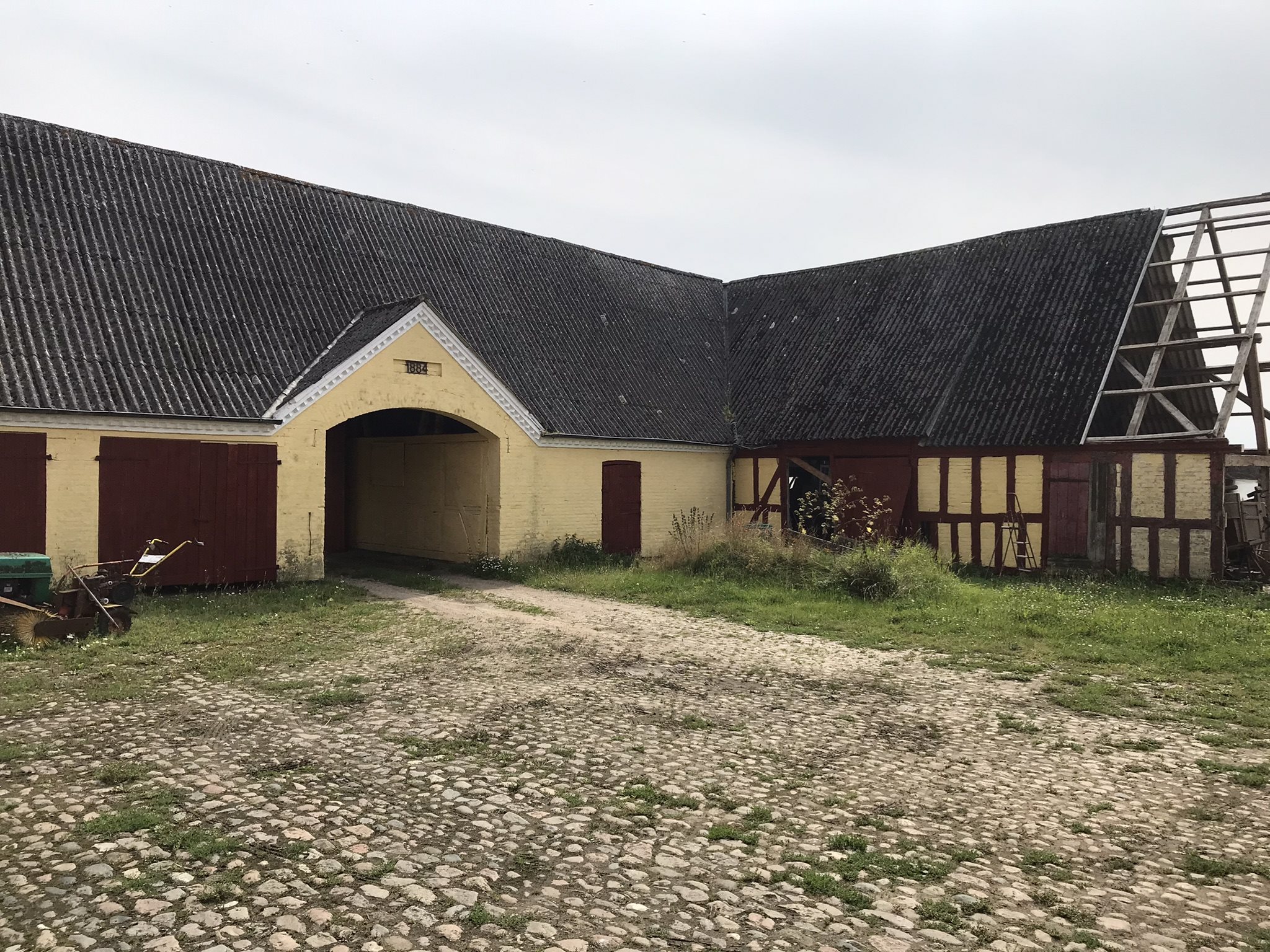 Fremhævet gårdsplads - østlig længe billede i fuldskærmstilstand. Billede af Bjergegyden 12, Sønderby Bj, 5631 Ebberup