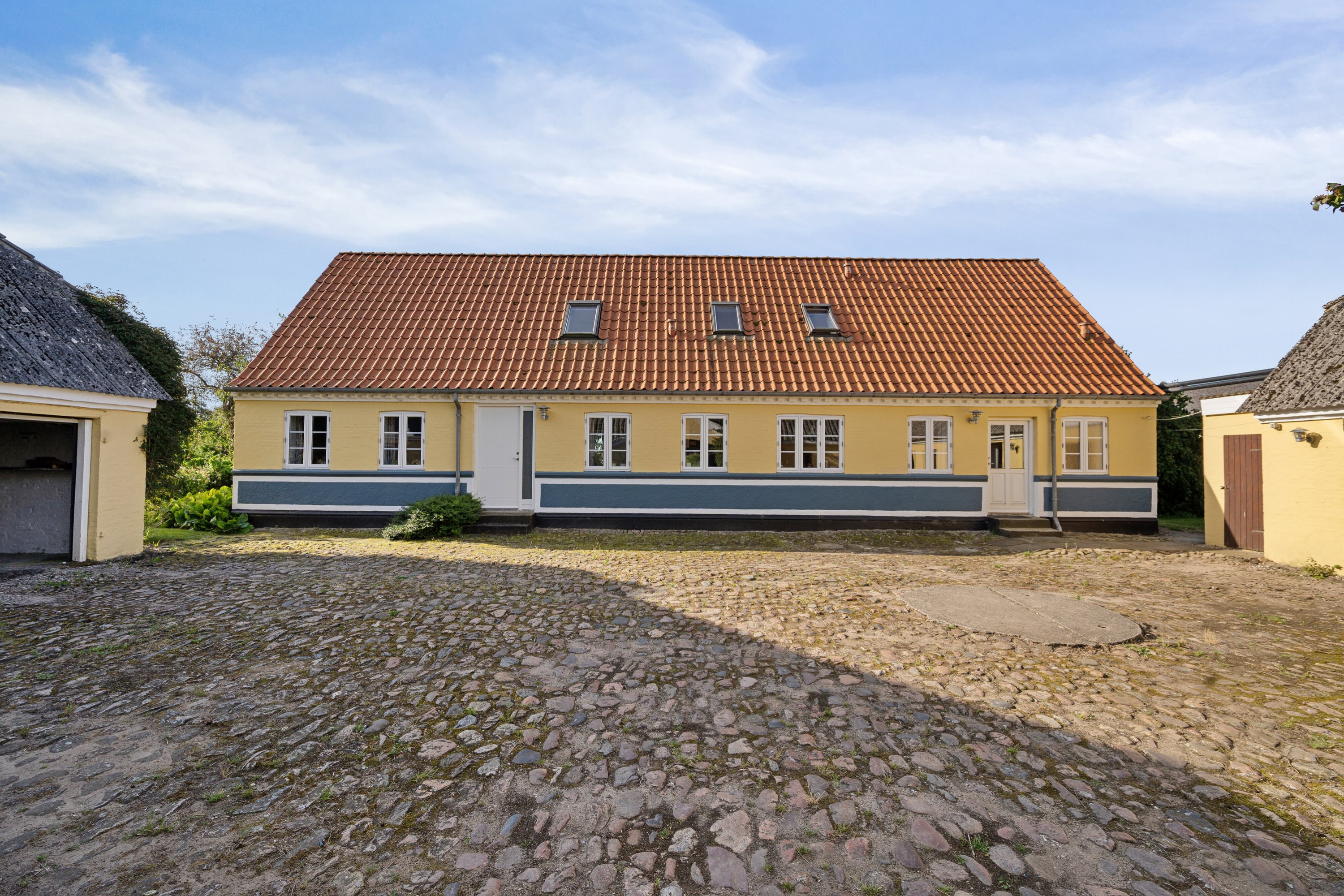 Fremhævet gårdsplads billede i fuldskærmstilstand. Billede af Svendborgvej 284, og 270A, Åstrup, 5600 Faaborg