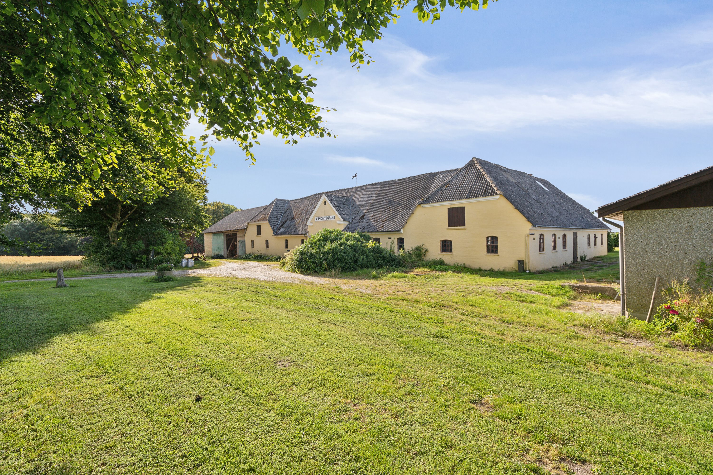 Fremhævet set fra indkørslen billede i fuldskærmstilstand. Billede af Svendborgvej 284, og 270A, Åstrup, 5600 Faaborg