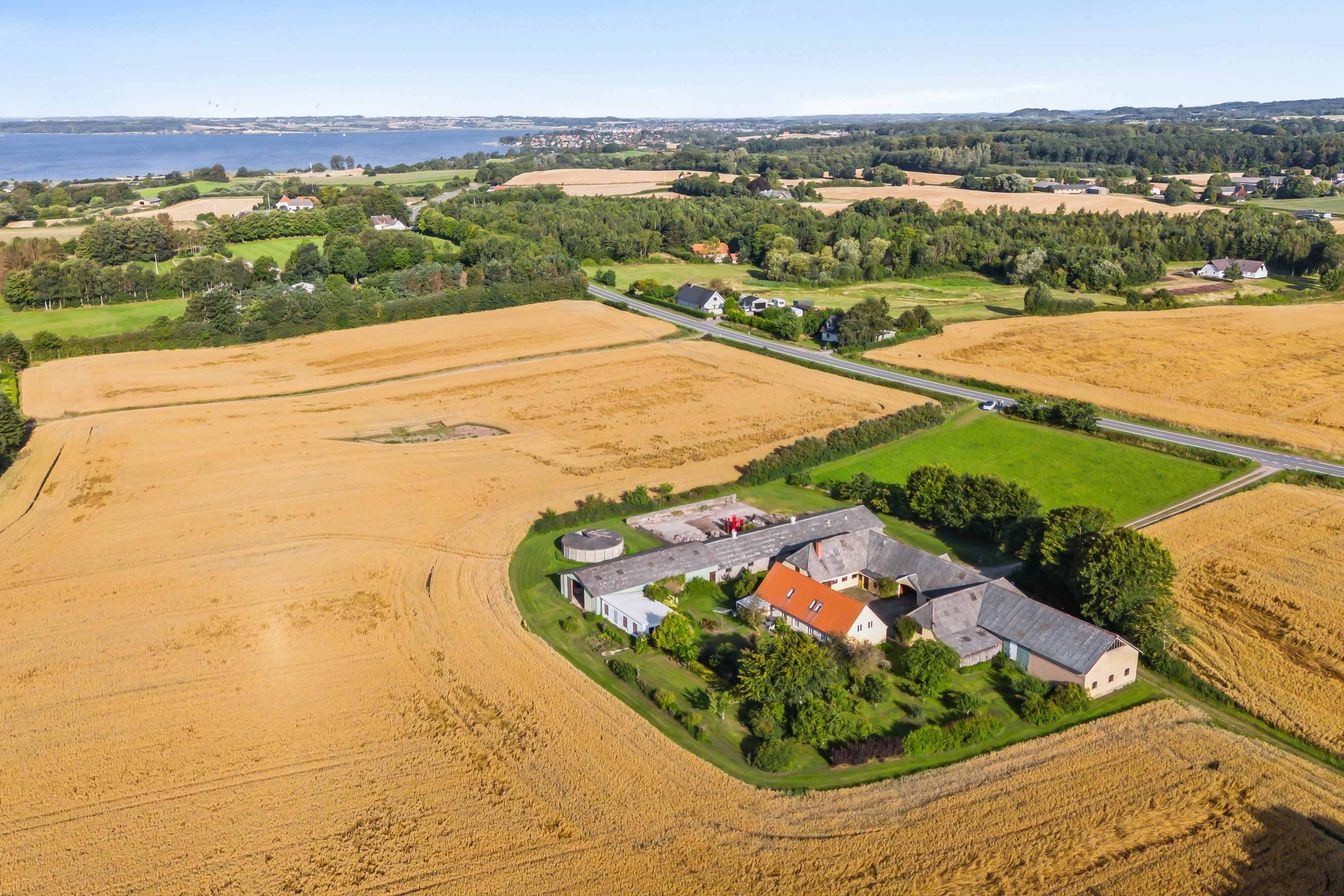 Fremhævet luftfoto billede i fuldskærmstilstand. Billede af Svendborgvej 284, og 270A, Åstrup, 5600 Faaborg