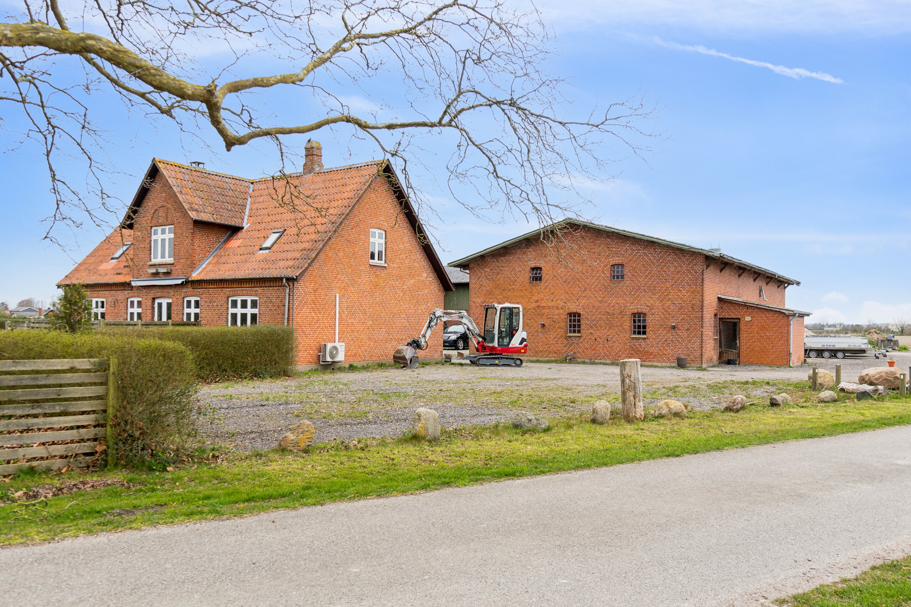 Miniaturebillede 1: set fra vejen. Billede af Gl. Anderstrupvej 1, 4930 Maribo