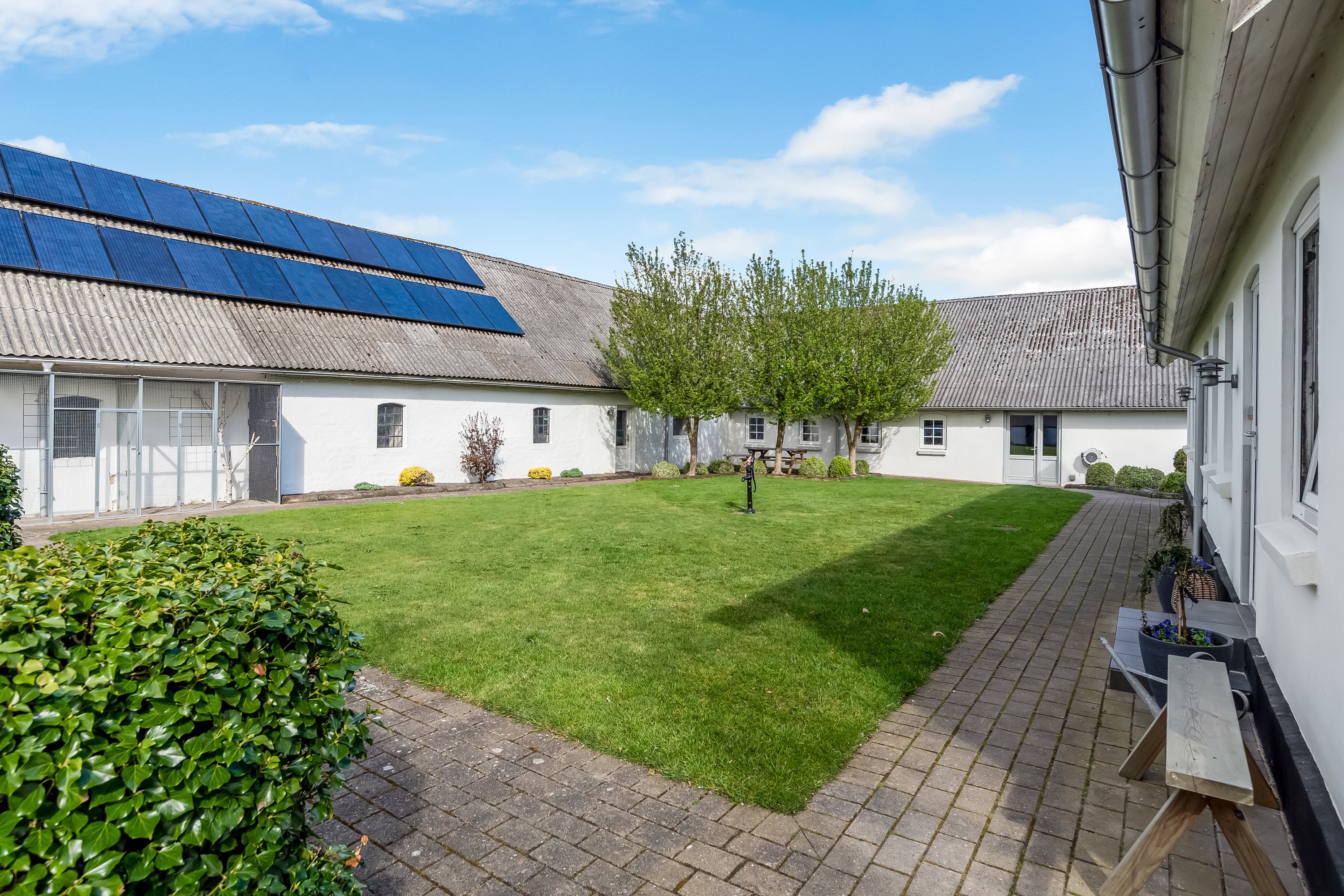 Fremhævet gårdmiljø billede i fuldskærmstilstand. Billede af Røjkærvej 4, Vind, 7500 Holstebro