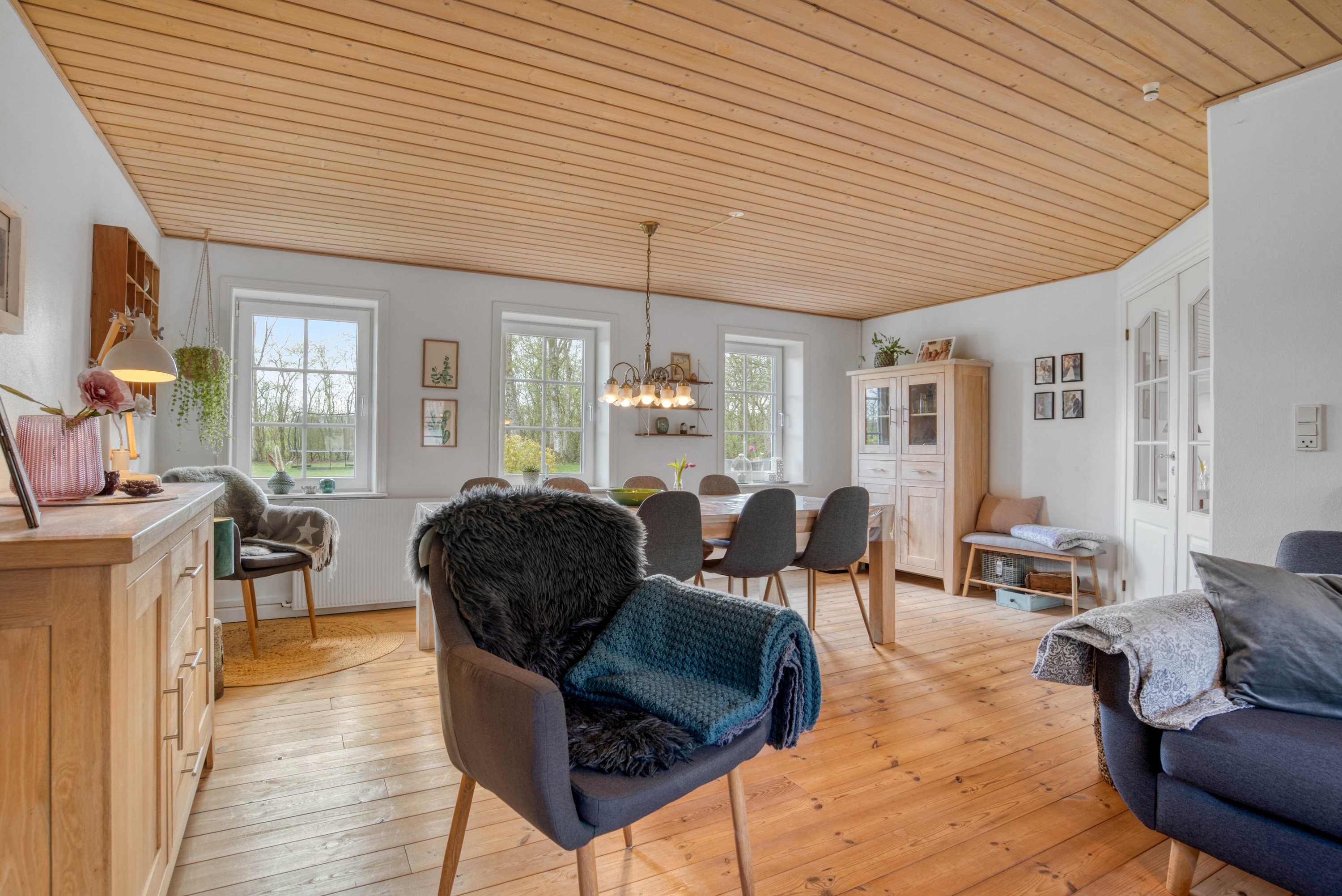 Fremhævet stue billede i fuldskærmstilstand. Billede af Røjkærvej 4, Vind, 7500 Holstebro