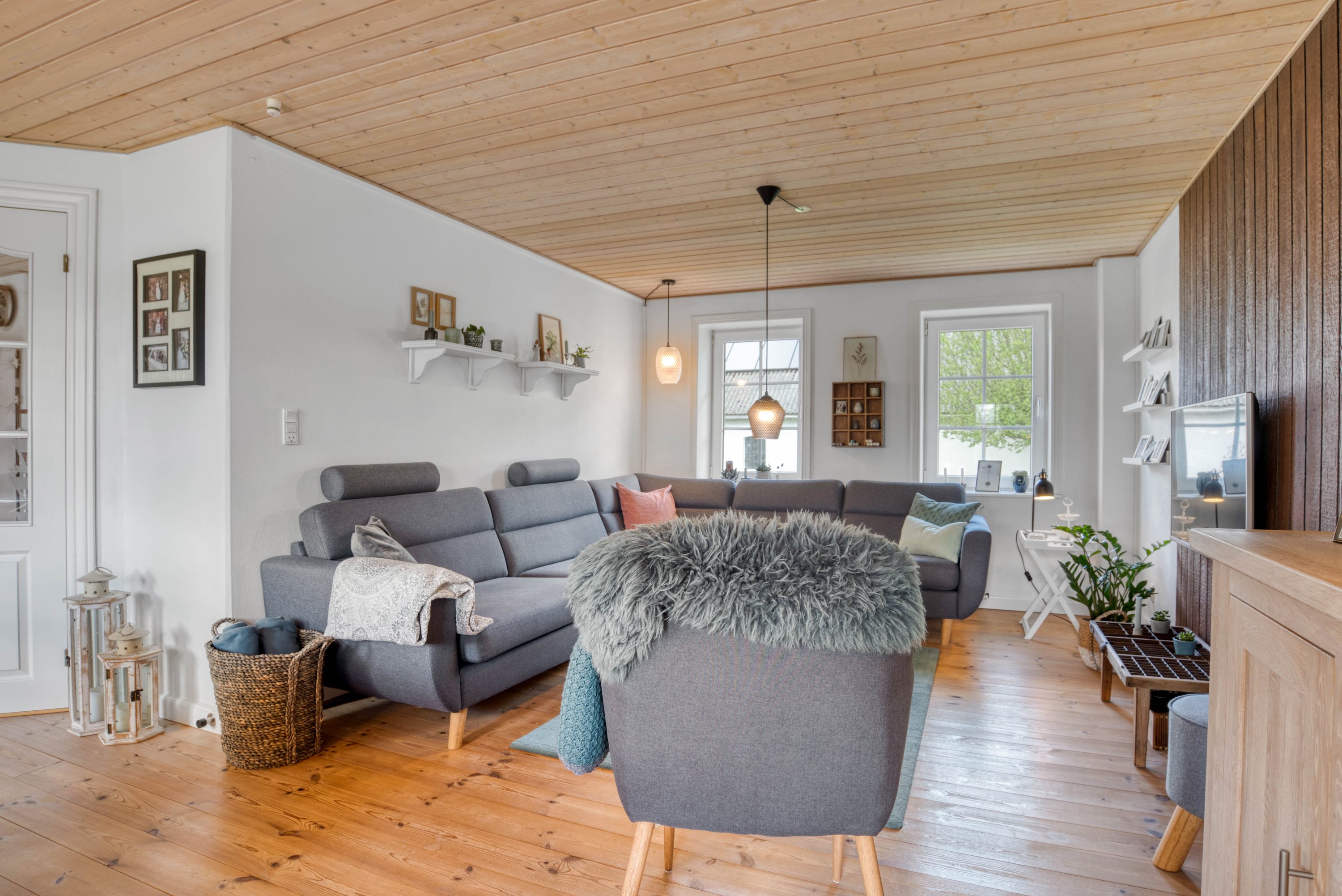 Fremhævet stue billede i fuldskærmstilstand. Billede af Røjkærvej 4, Vind, 7500 Holstebro