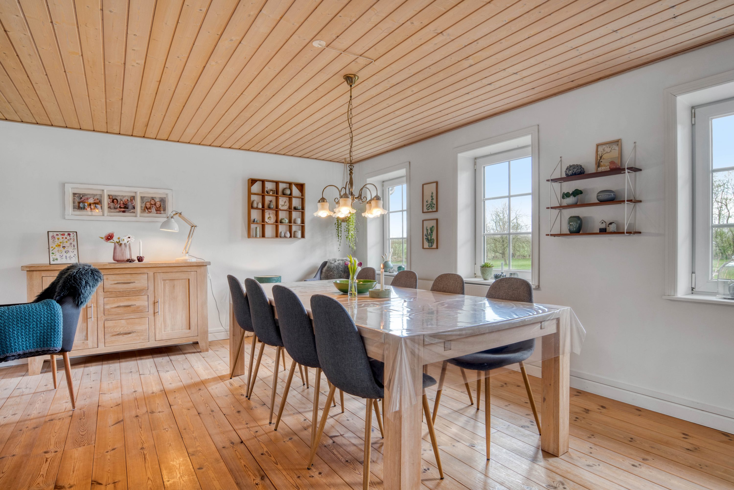 Fremhævet stue billede i fuldskærmstilstand. Billede af Røjkærvej 4, Vind, 7500 Holstebro