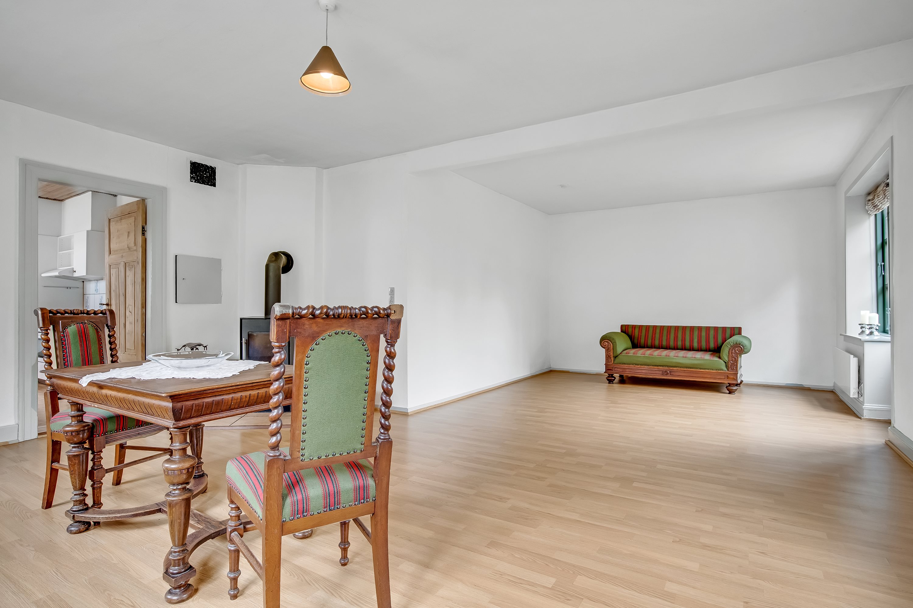 Fremhævet stue billede i fuldskærmstilstand. Billede af Skalmstrupvej 16, 7850 Stoholm Jyll