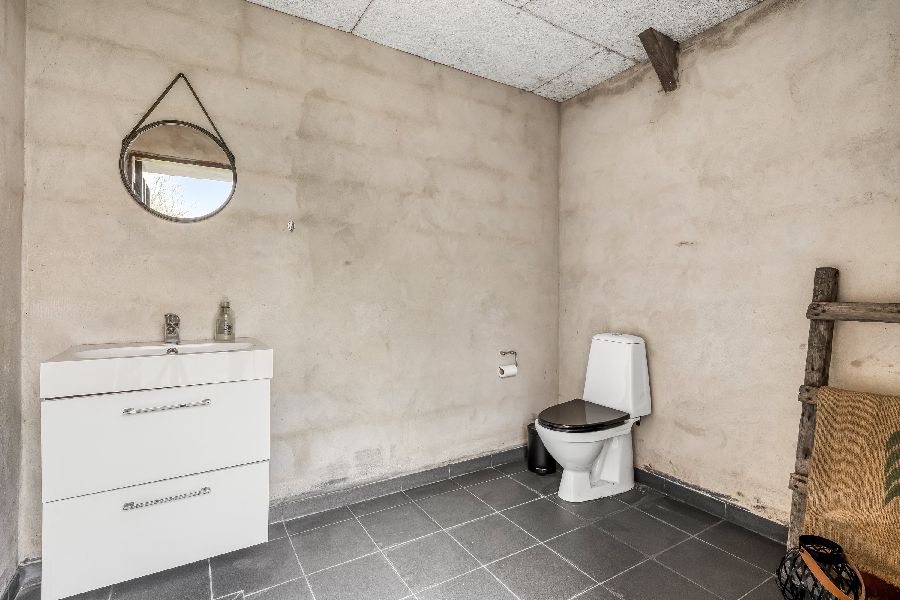 Fremhævet toilet billede i fuldskærmstilstand. Billede af Geddalvej 54, Geddal, 7830 Vinderup