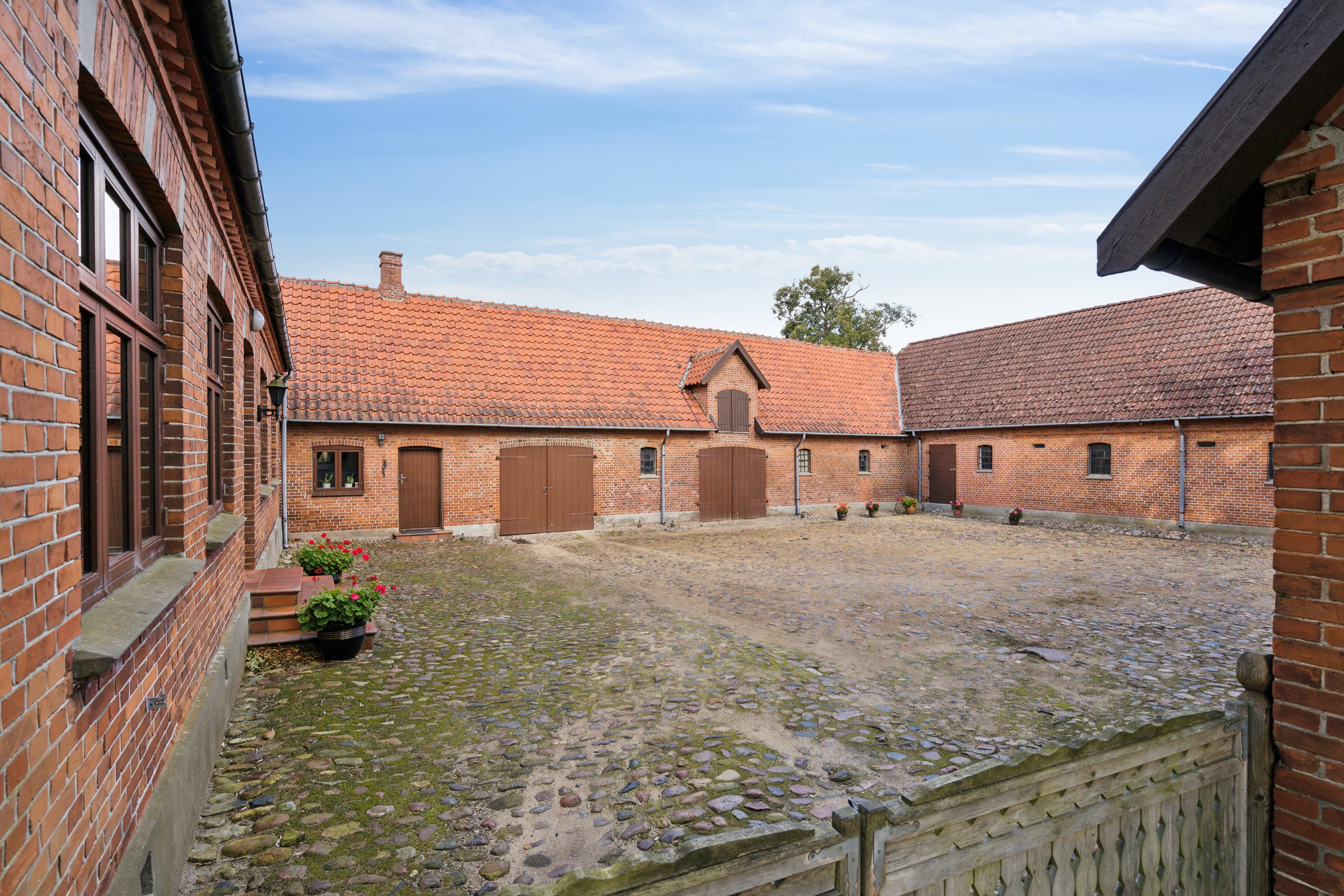 Fremhævet udendørs billede i fuldskærmstilstand. Billede af Rugårdsvej 615, en del heraf, Trøstrup, 5210 Odense NV