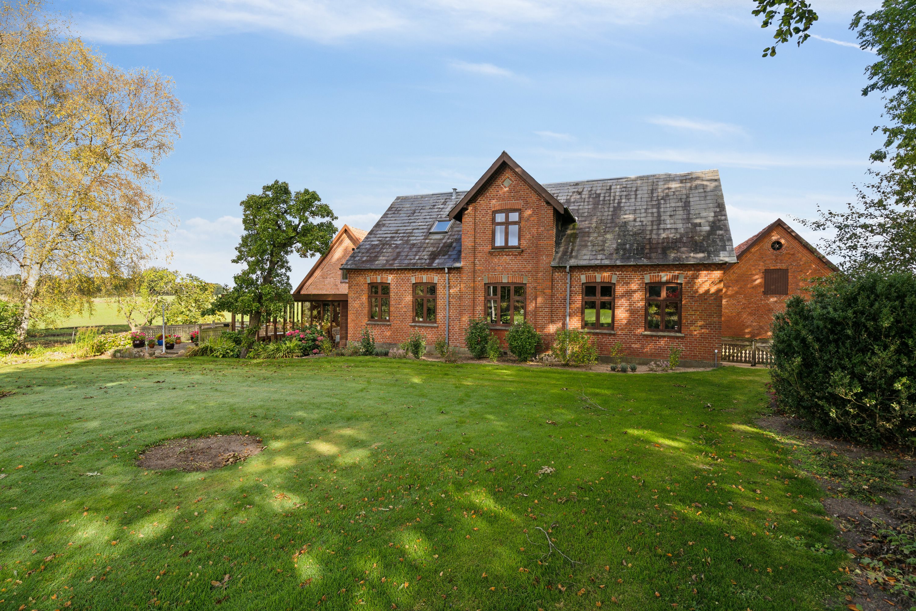 Miniaturebillede 1: set fra haven. Billede af Rugårdsvej 615, en del heraf, Trøstrup, 5210 Odense NV