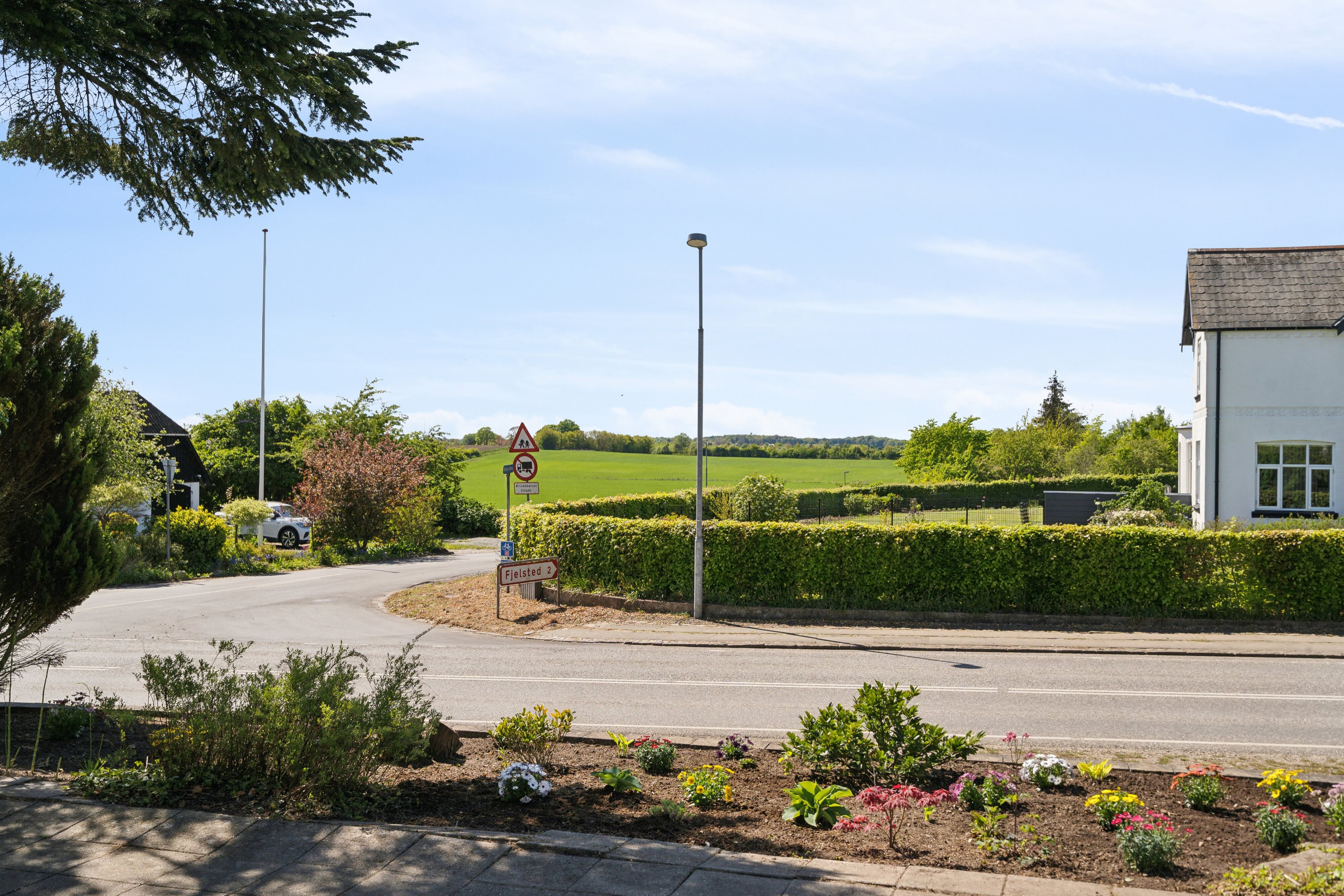 Fremhævet kig fra gårdsplads billede i fuldskærmstilstand. Billede af Fjellerupvej 23, Fjellerup, 5463 Harndrup