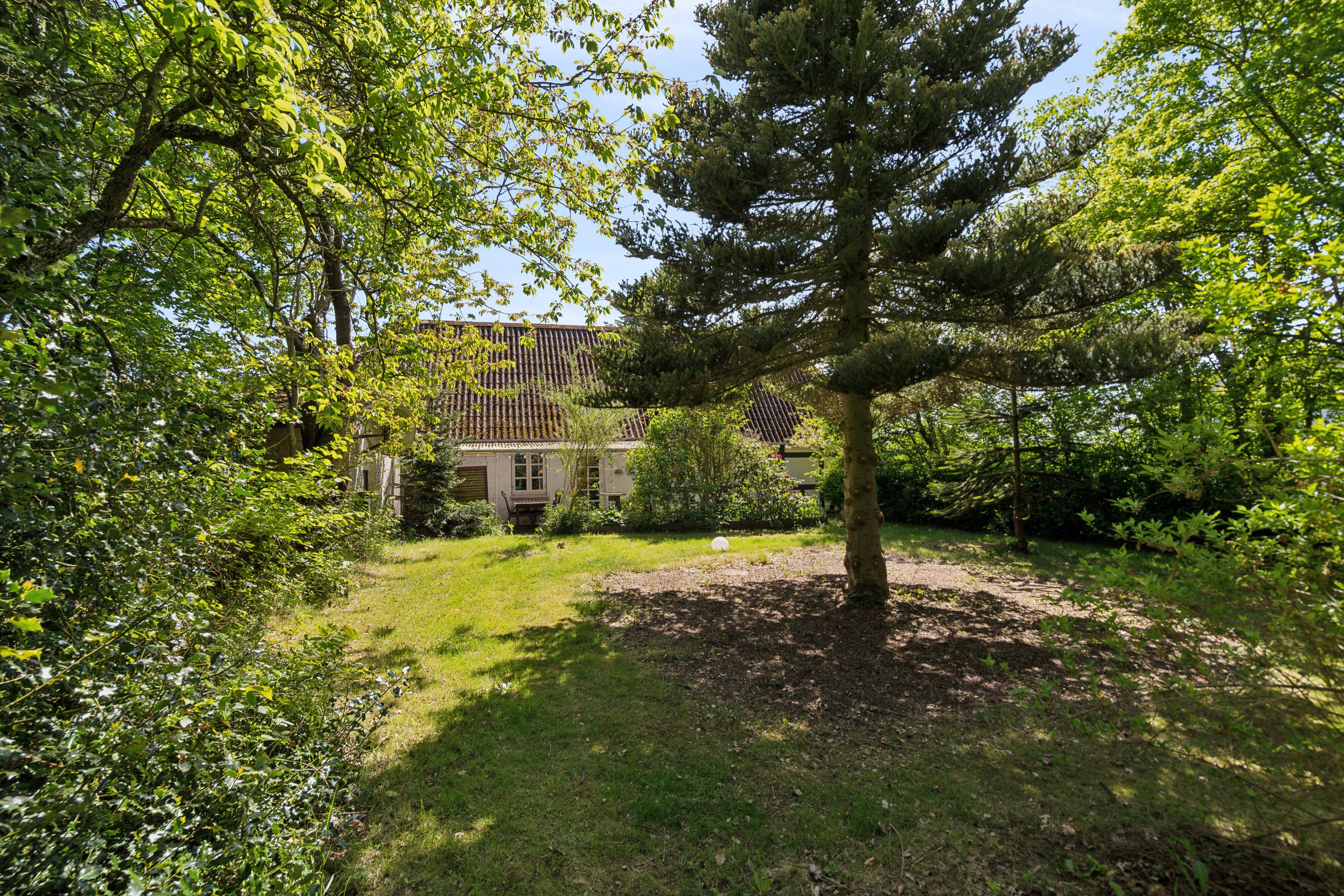 Miniaturebillede 1: set fra haven. Billede af Fjellerupvej 23, Fjellerup, 5463 Harndrup