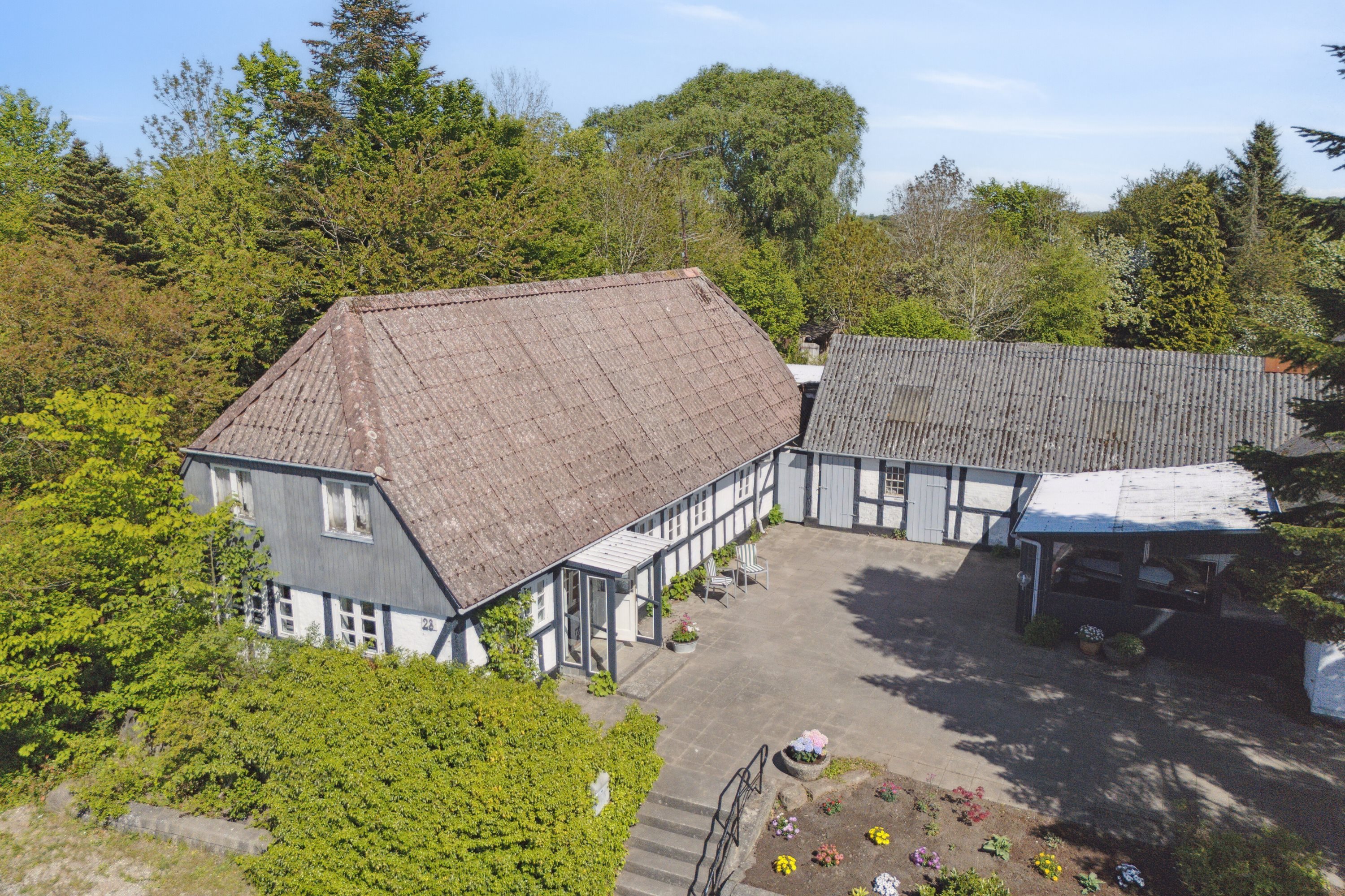 Fremhævet kig til gårdsplads billede i fuldskærmstilstand. Billede af Fjellerupvej 23, Fjellerup, 5463 Harndrup