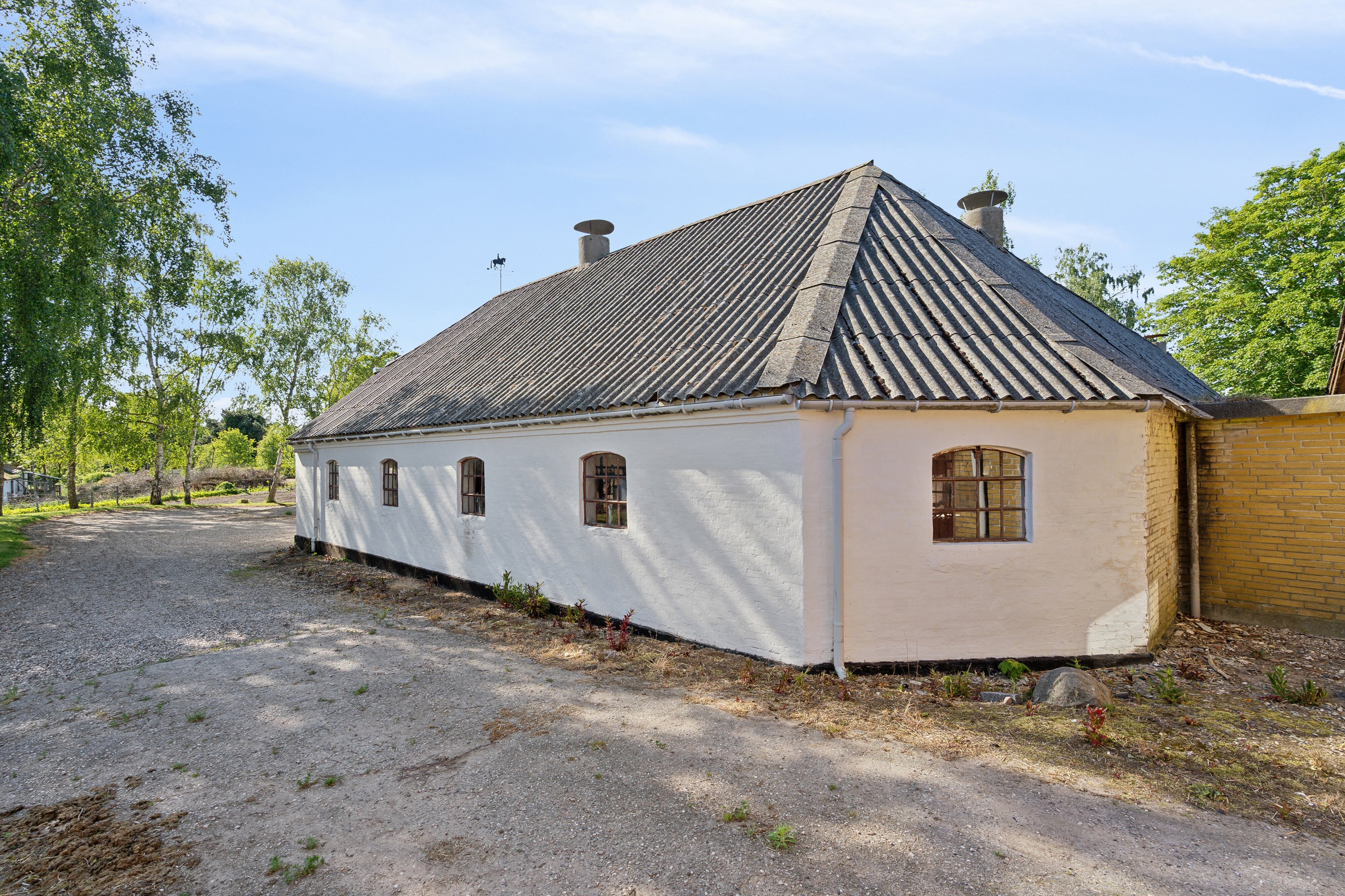 Fremhævet set fra vej udenom bygninger billede i fuldskærmstilstand. Billede af Sølvbjergvej 2, Pejrup, 5600 Faaborg