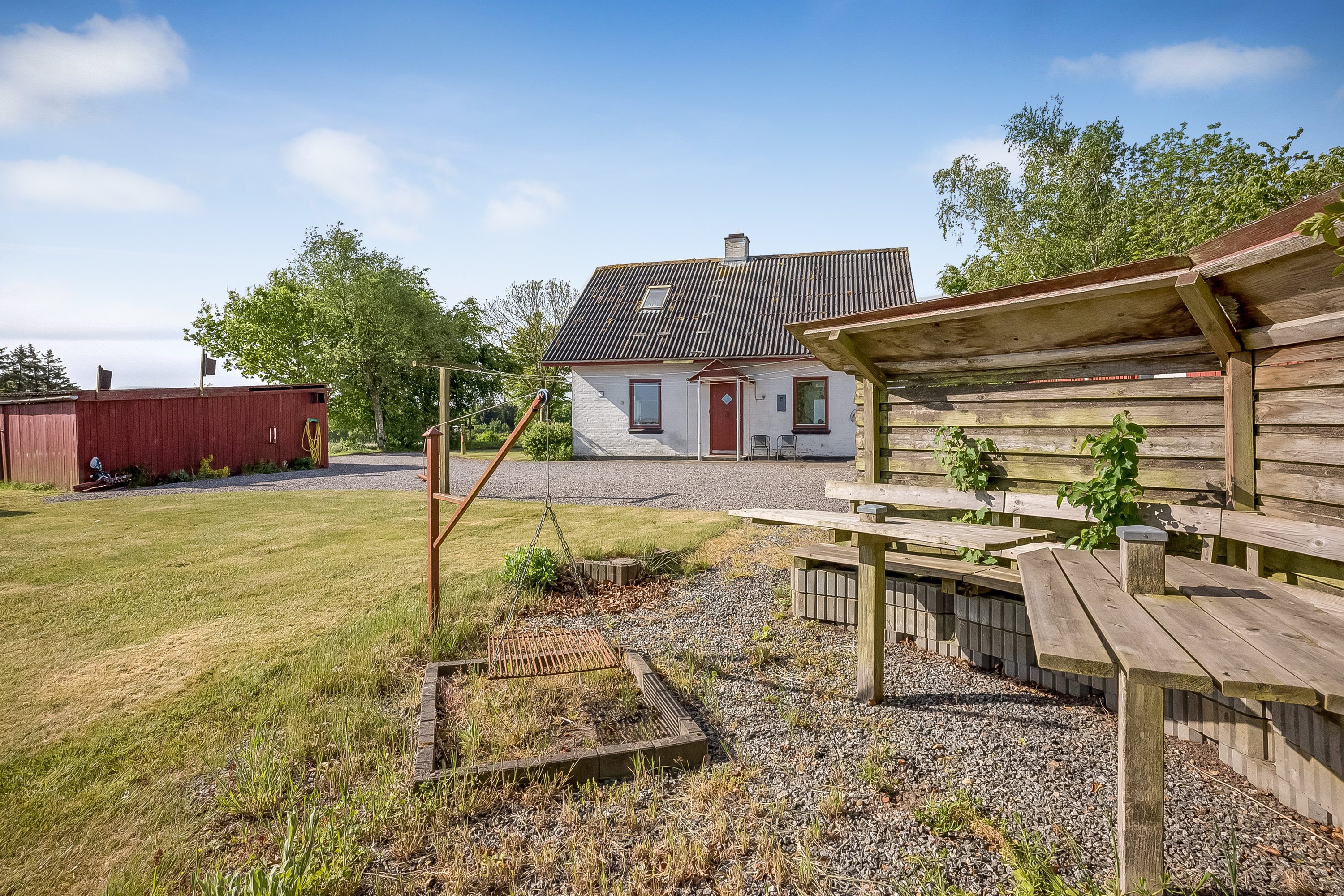 Fremhævet gårdmiljø billede i fuldskærmstilstand. Billede af Ormstrupvej 8, Idom, 7500 Holstebro