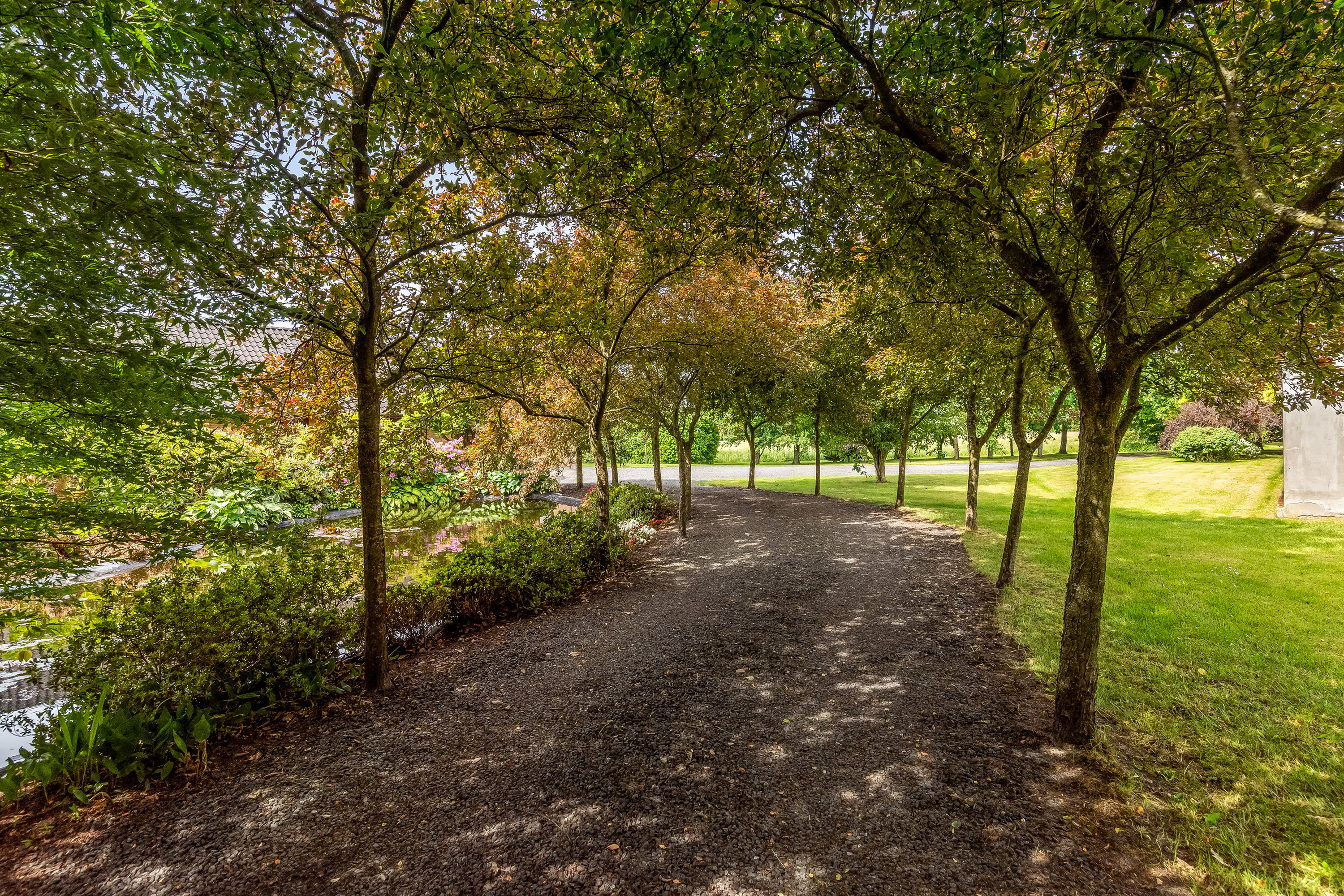 Fremhævet indkørsel billede i fuldskærmstilstand. Billede af Birkemosevej 10, Karstoft, 6933 Kibæk