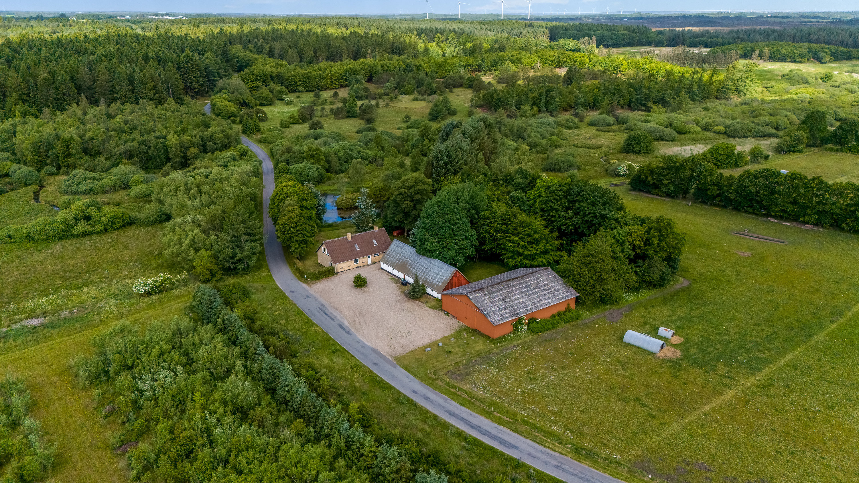 Fremhævet luftfoto billede i fuldskærmstilstand. Billede af Ormstrupvej 12, Idom, 7500 Holstebro