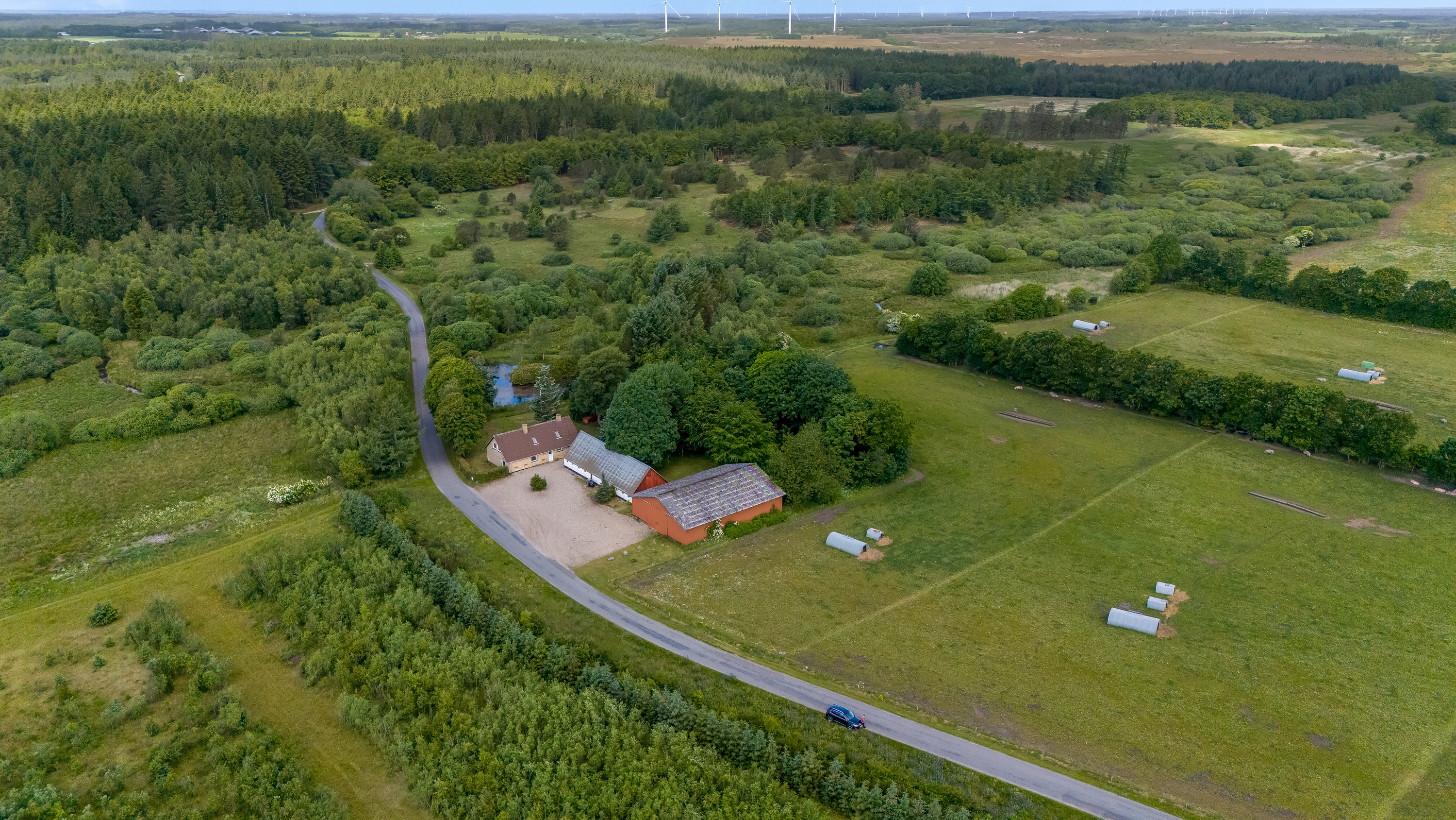 Fremhævet luftfoto billede i fuldskærmstilstand. Billede af Ormstrupvej 12, Idom, 7500 Holstebro