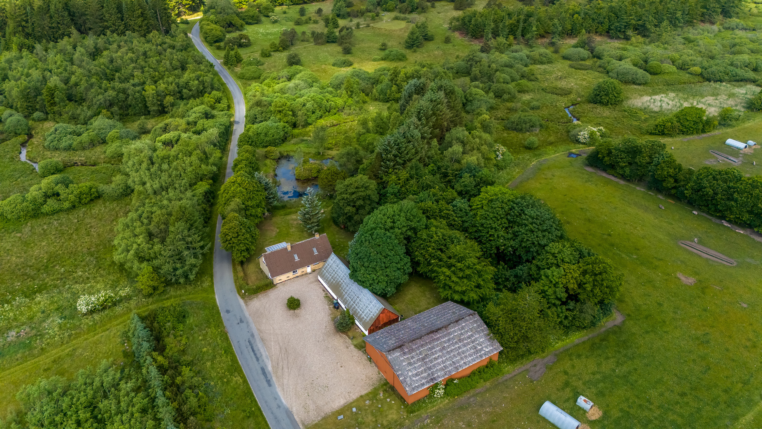 Fremhævet luftfoto billede i fuldskærmstilstand. Billede af Ormstrupvej 12, Idom, 7500 Holstebro