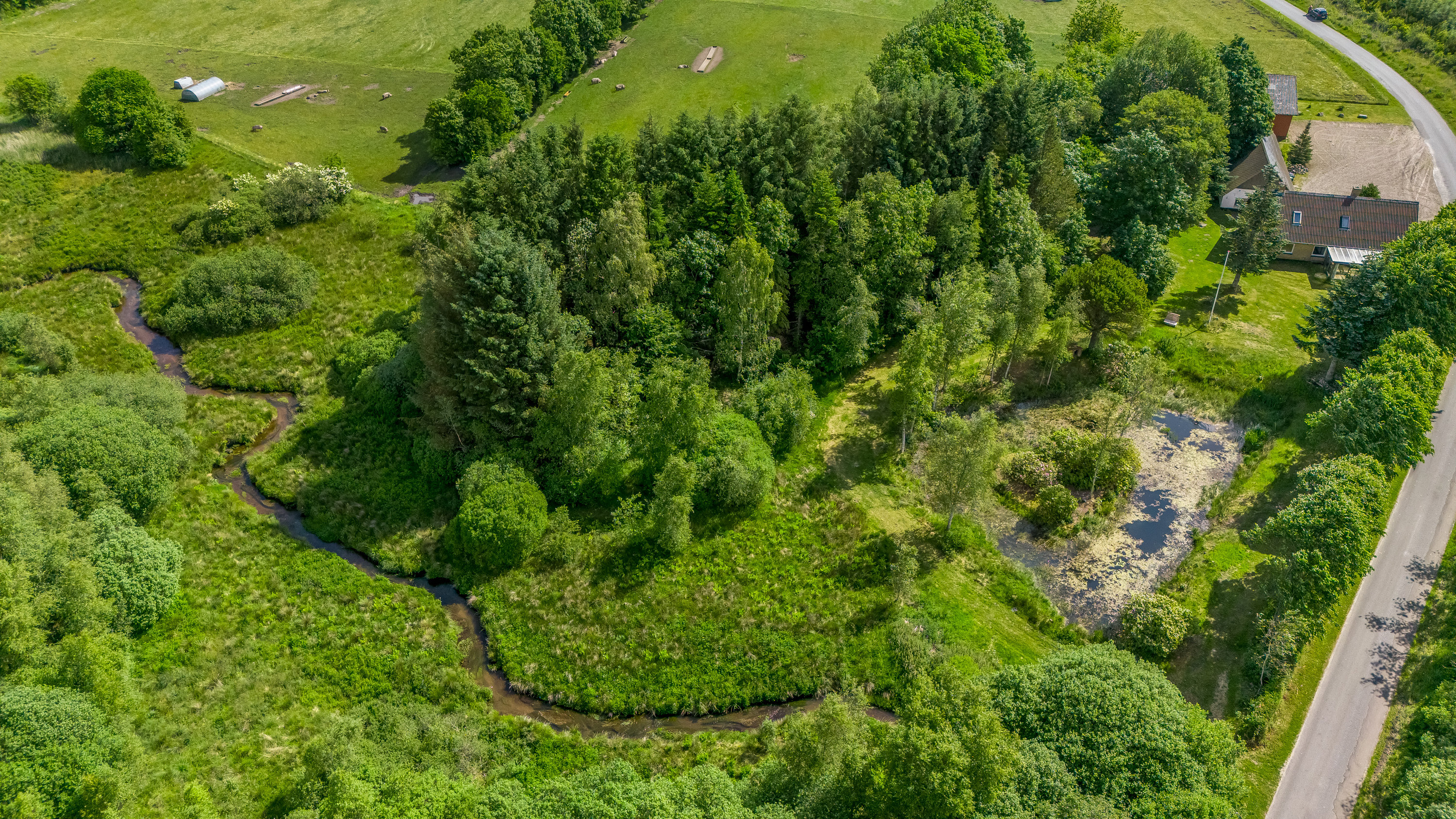 Fremhævet luftfoto billede i fuldskærmstilstand. Billede af Ormstrupvej 12, Idom, 7500 Holstebro