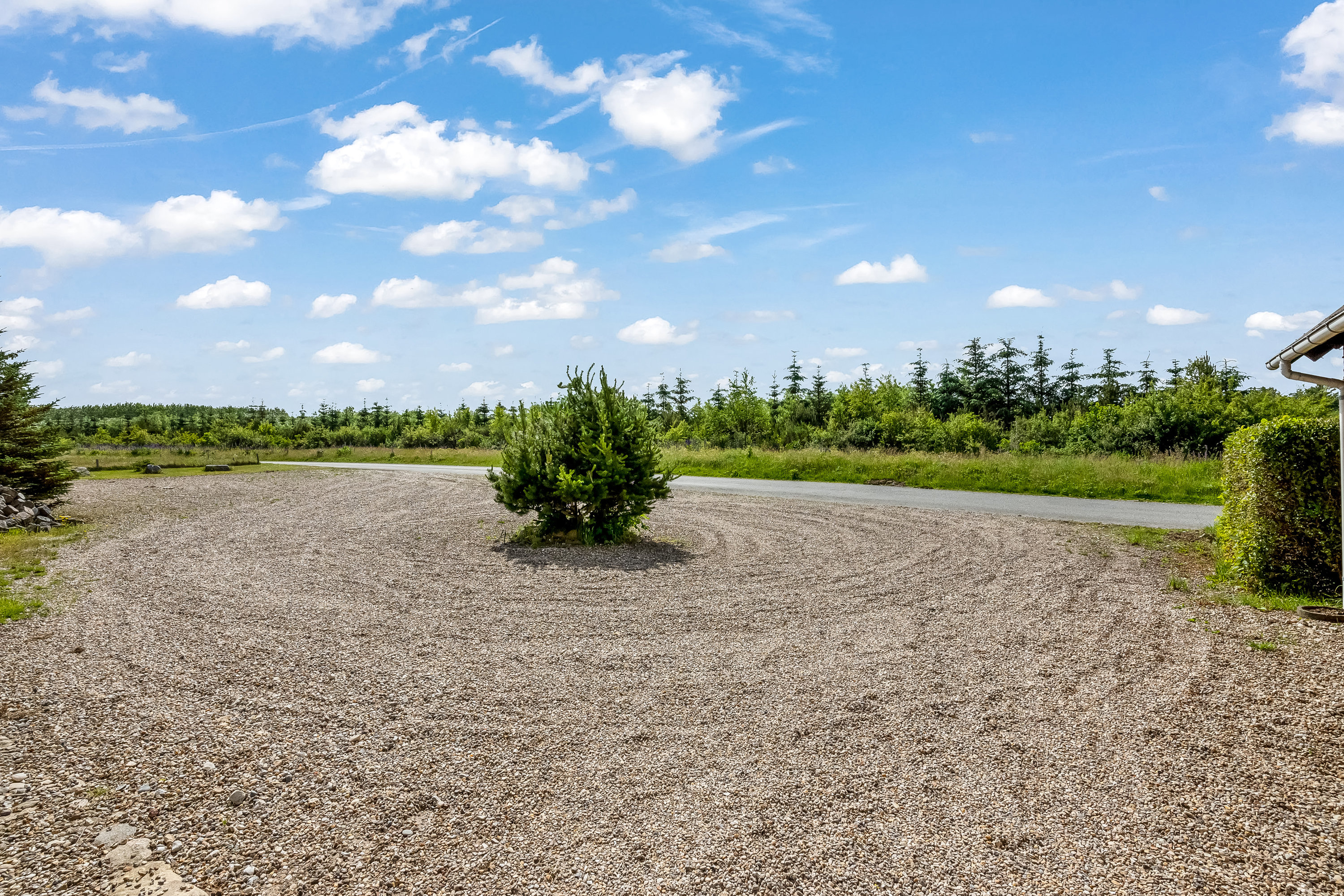 Fremhævet gårdsplads billede i fuldskærmstilstand. Billede af Ormstrupvej 12, Idom, 7500 Holstebro