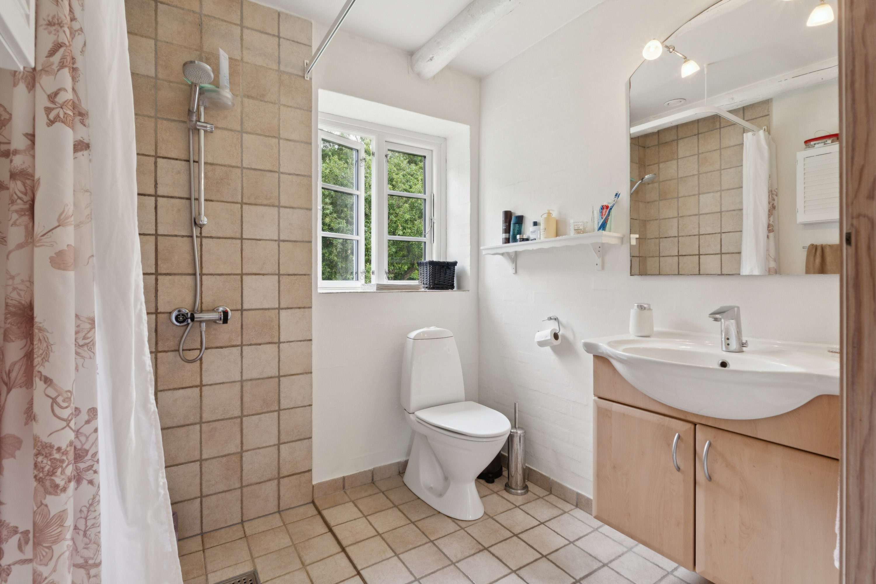 Fremhævet badeværelse billede i fuldskærmstilstand. Billede af Svanningehuse 30, Diernæs, 5600 Faaborg