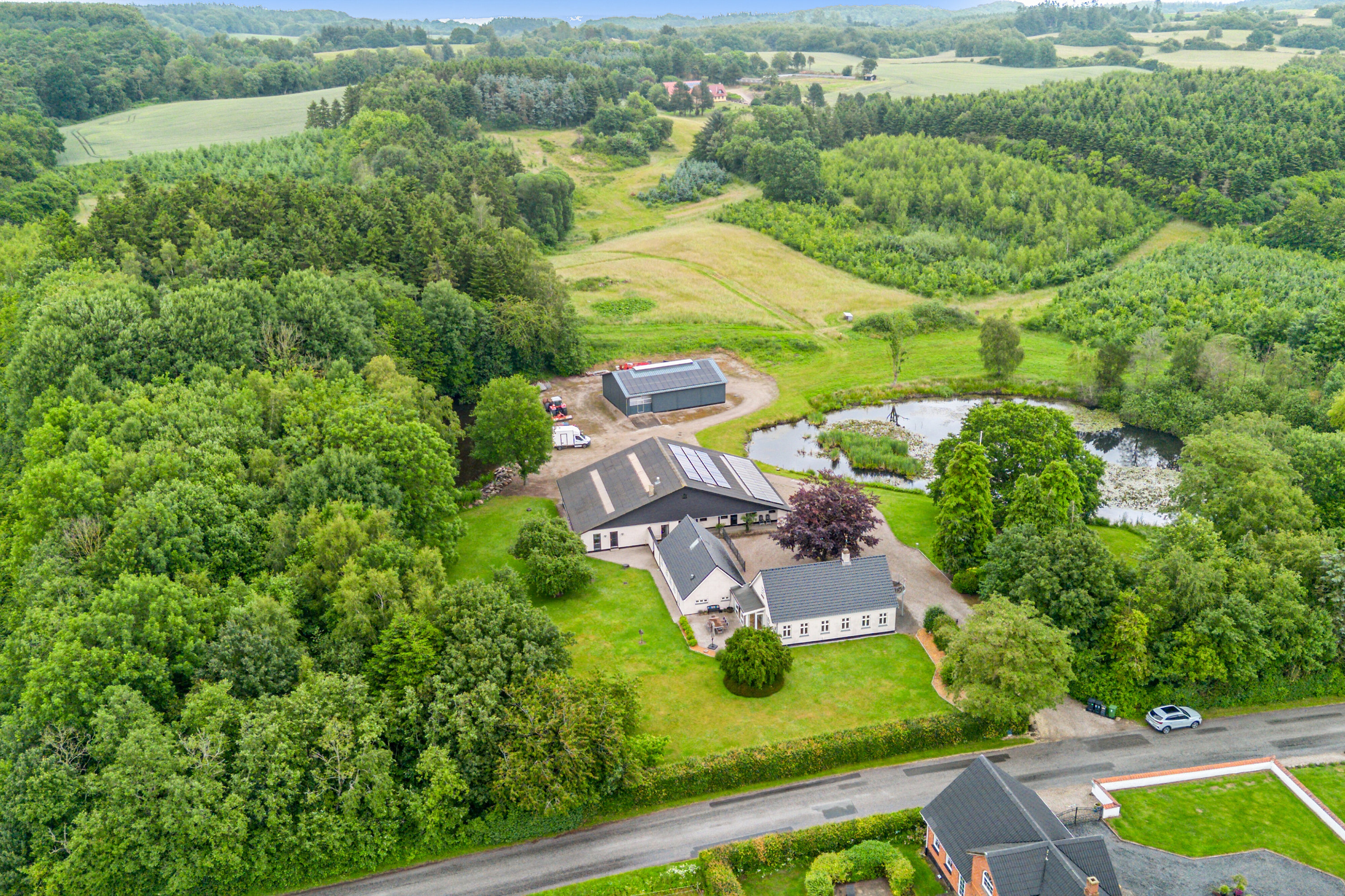 Fremhævet luftfoto billede i fuldskærmstilstand. Billede af Svanningehuse 30, Diernæs, 5600 Faaborg