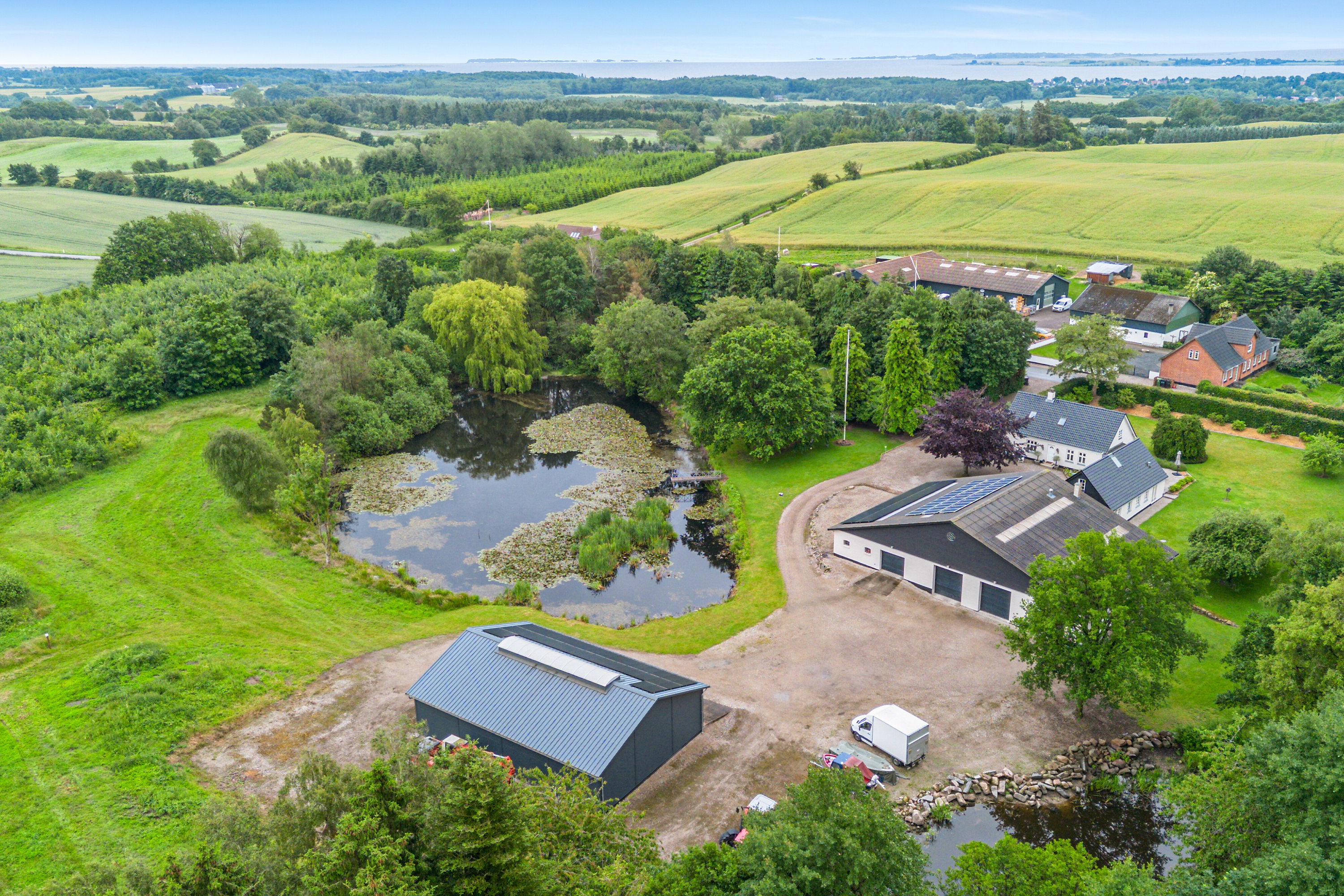 Fremhævet luftfoto billede i fuldskærmstilstand. Billede af Svanningehuse 30, Diernæs, 5600 Faaborg