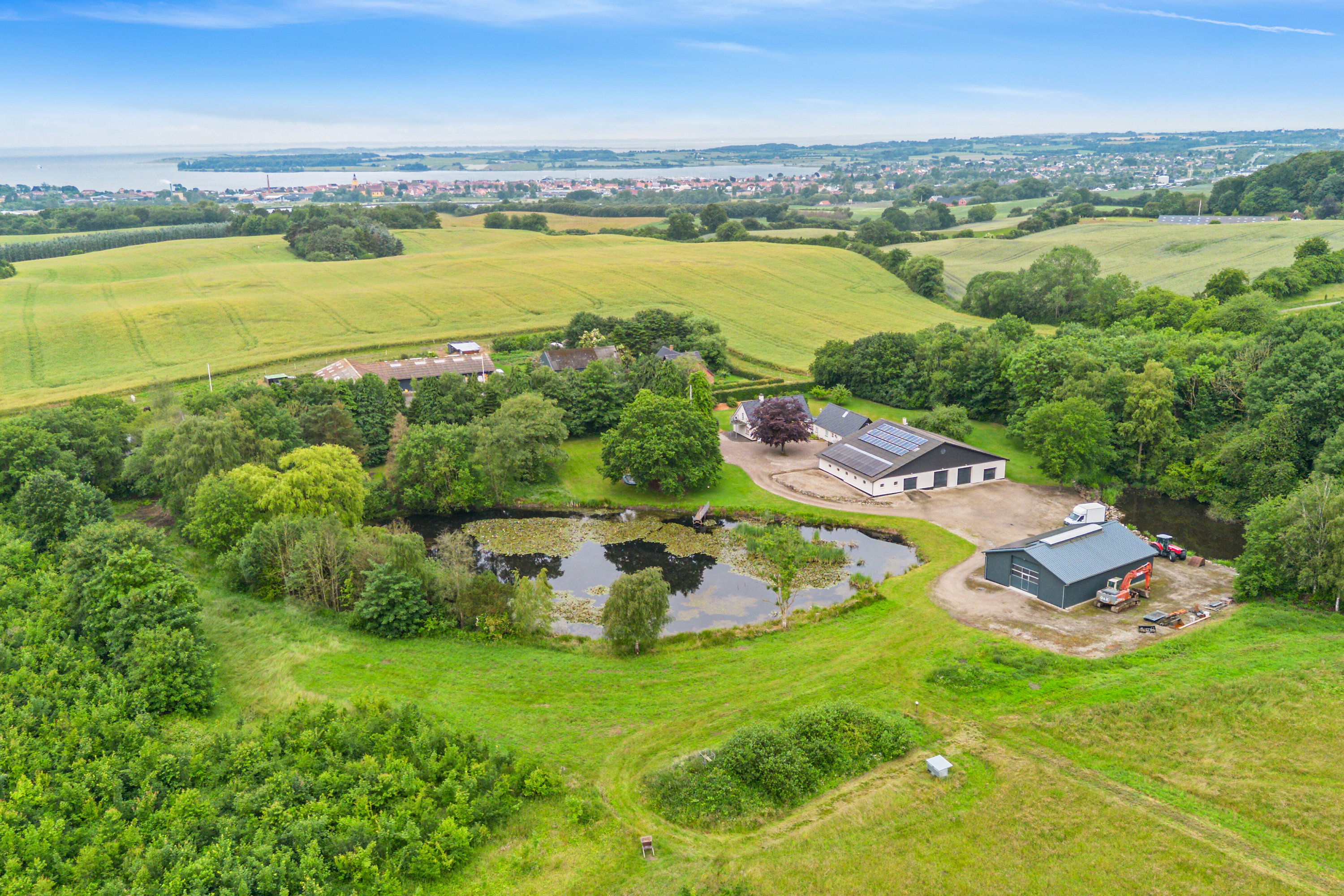 Fremhævet luftfoto billede i fuldskærmstilstand. Billede af Svanningehuse 30, Diernæs, 5600 Faaborg