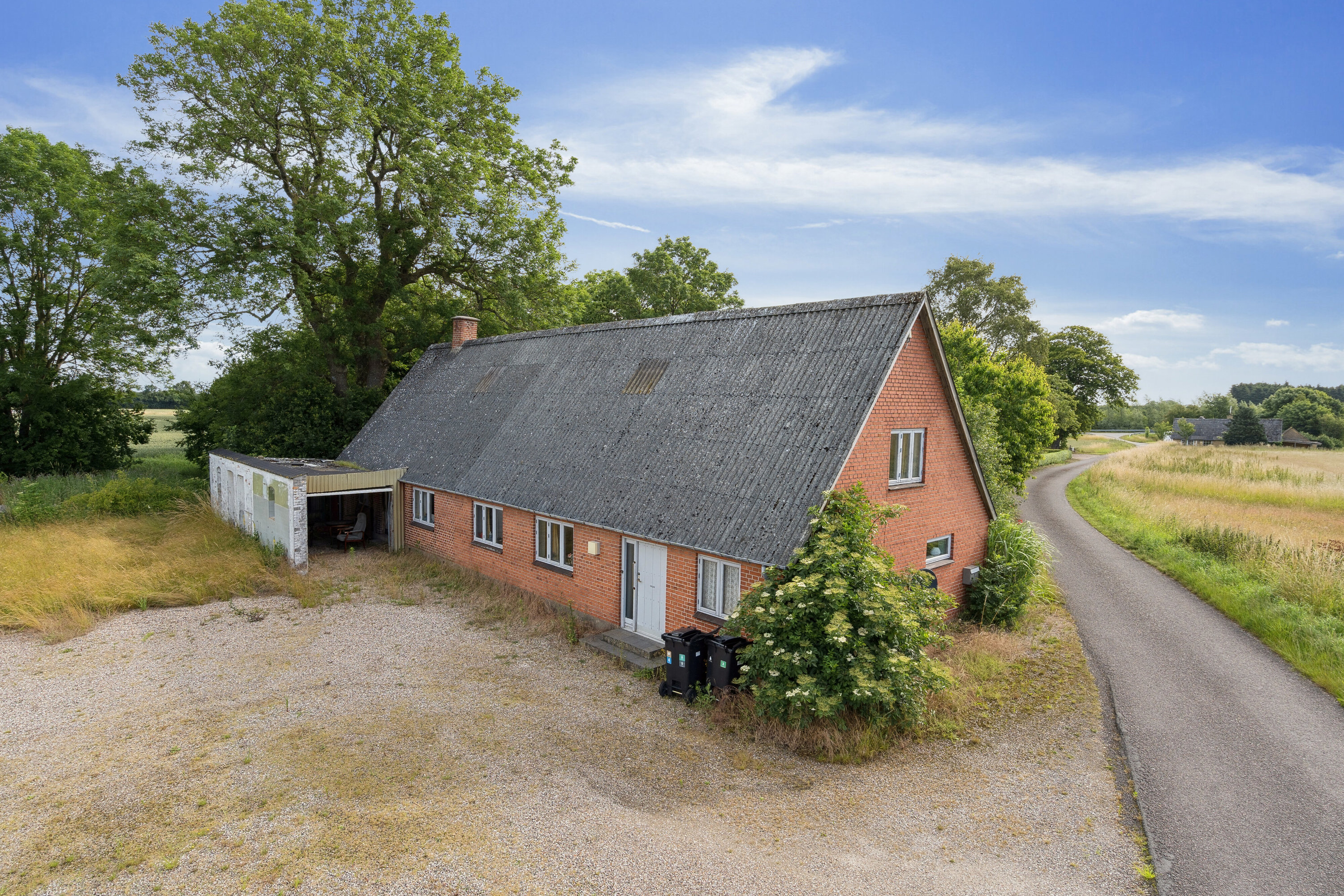 Miniaturebillede 1: set fra vejen. Billede af Kirstinebjergvej 27, Årslev, 5792 Årslev