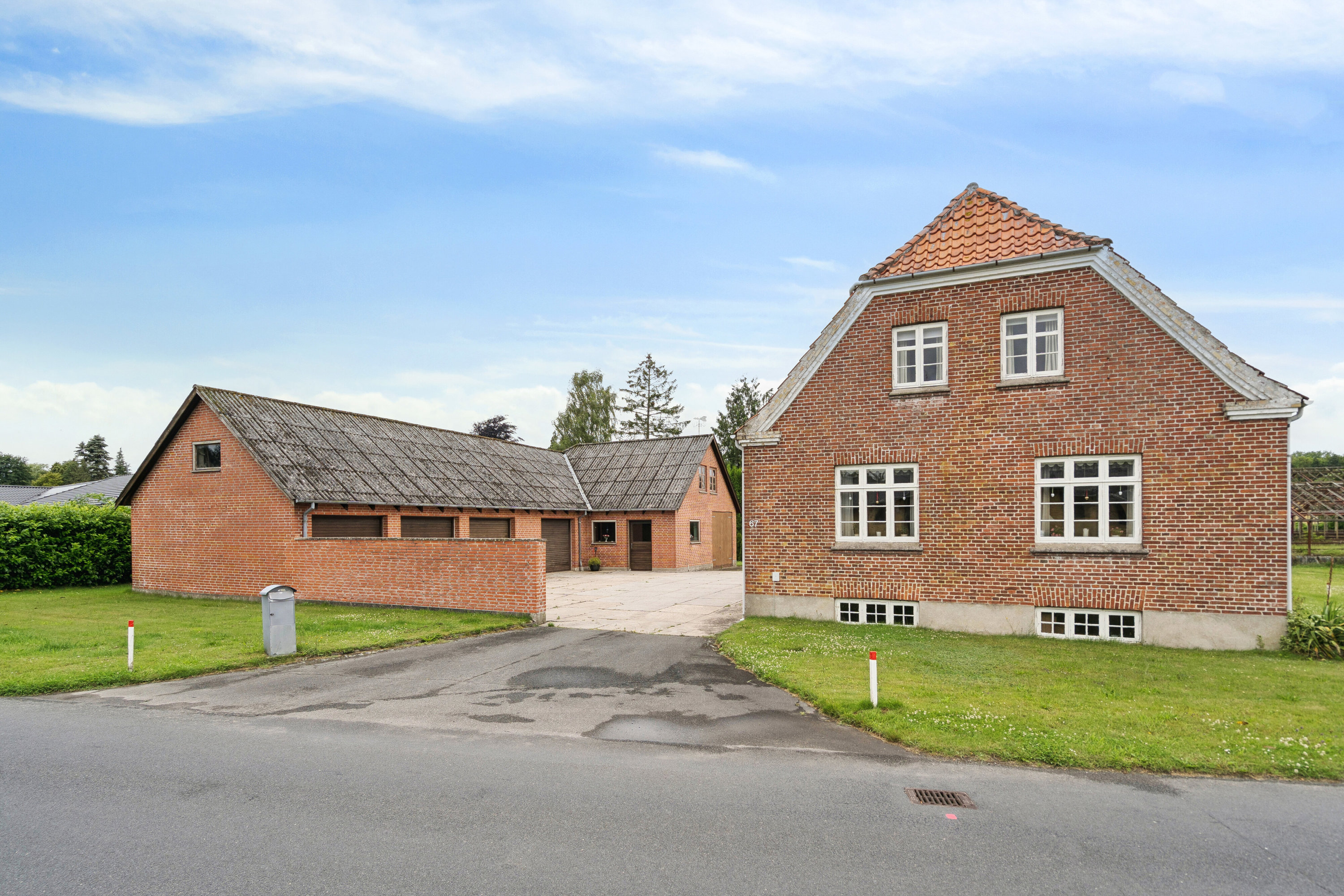 Miniaturebillede 1: set fra vejen. Billede af Tyrsbjergvej 67, Villestofte, 5210 Odense NV