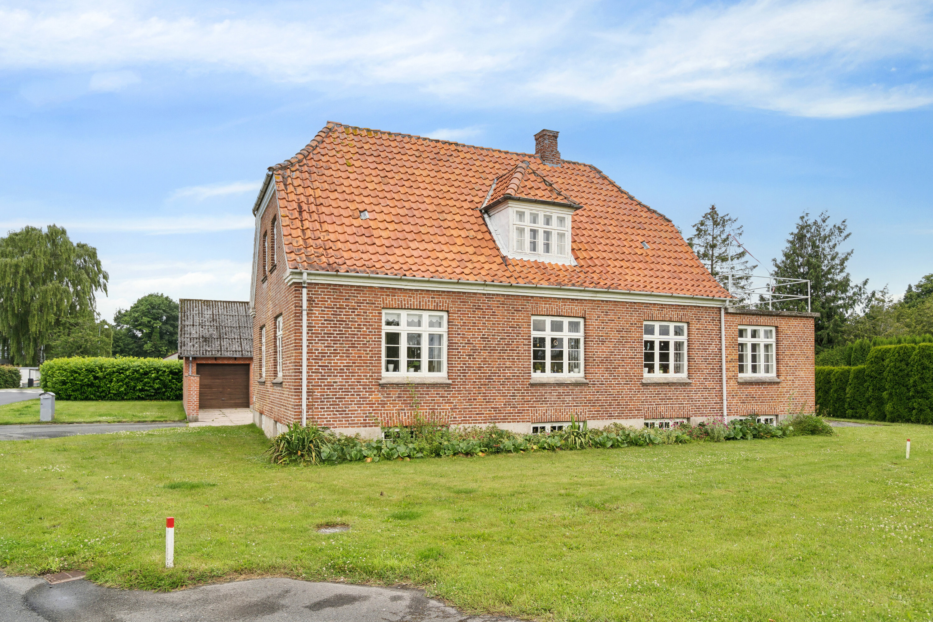 Fremhævet set fra haven billede i fuldskærmstilstand. Billede af Tyrsbjergvej 67, Villestofte, 5210 Odense NV