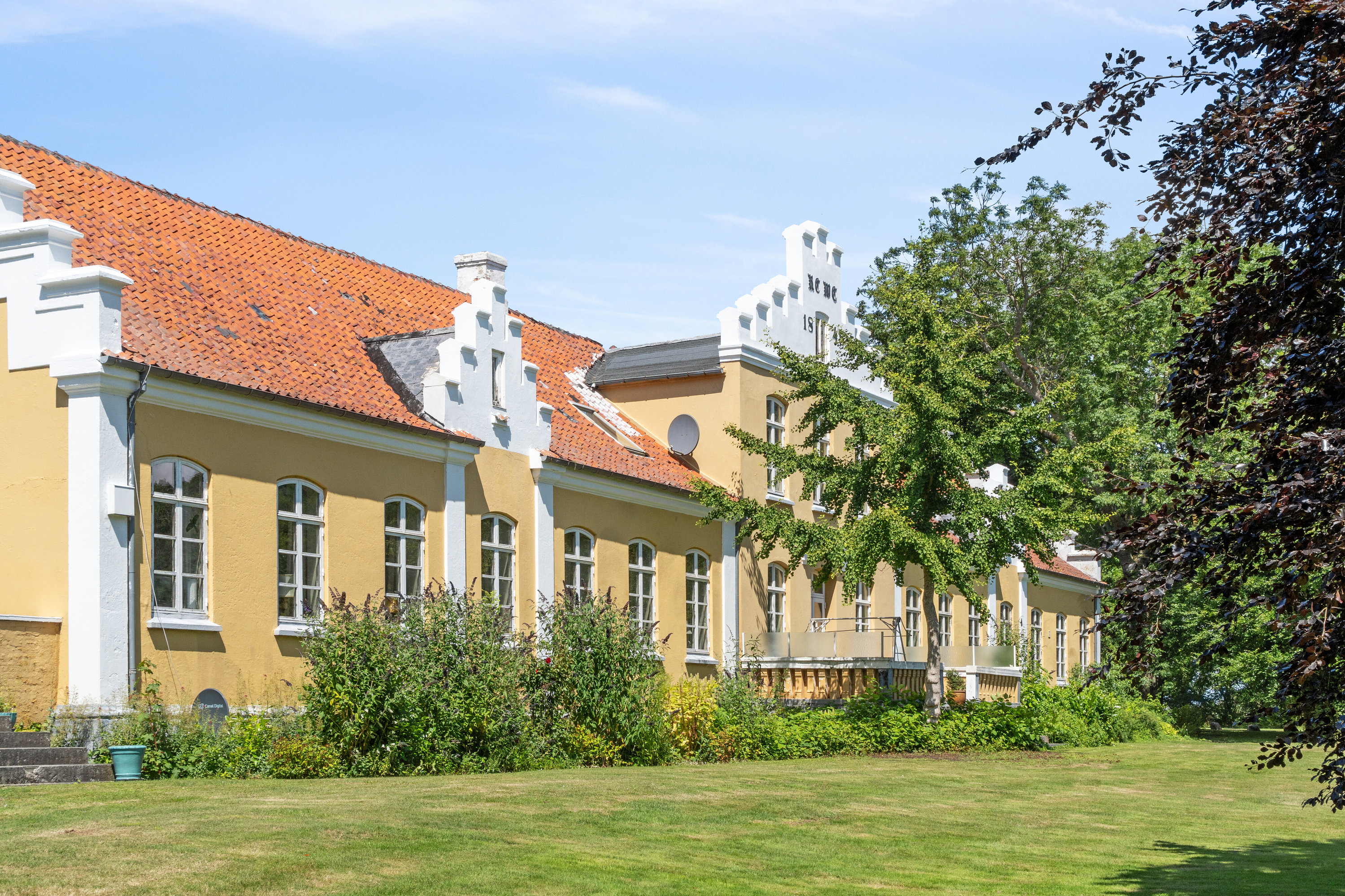 Fremhævet set fra haven billede i fuldskærmstilstand. Billede af Ladegårdsvej 101, Branderslev, 4900 Nakskov