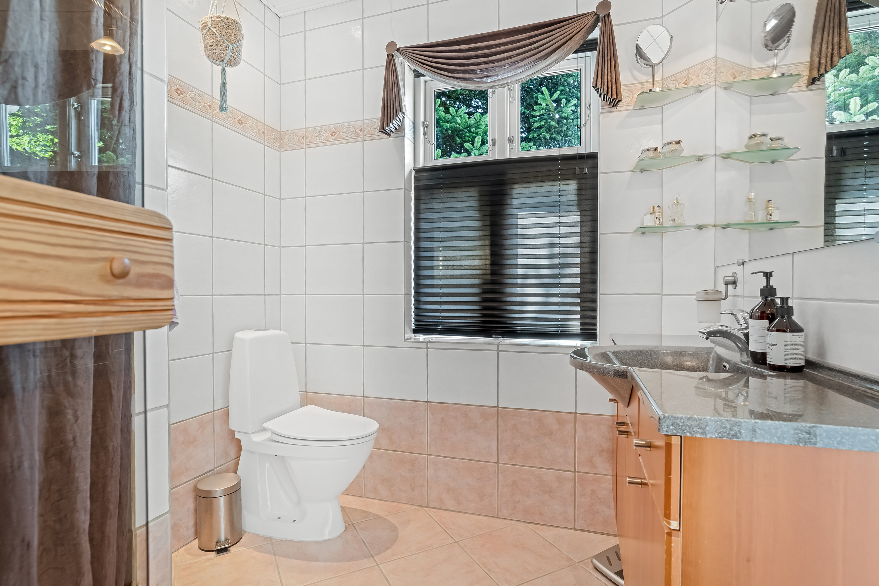 Fremhævet badeværelse billede i fuldskærmstilstand. Billede af Nørre Bøgildvej 1, Borbjerg, 7500 Holstebro