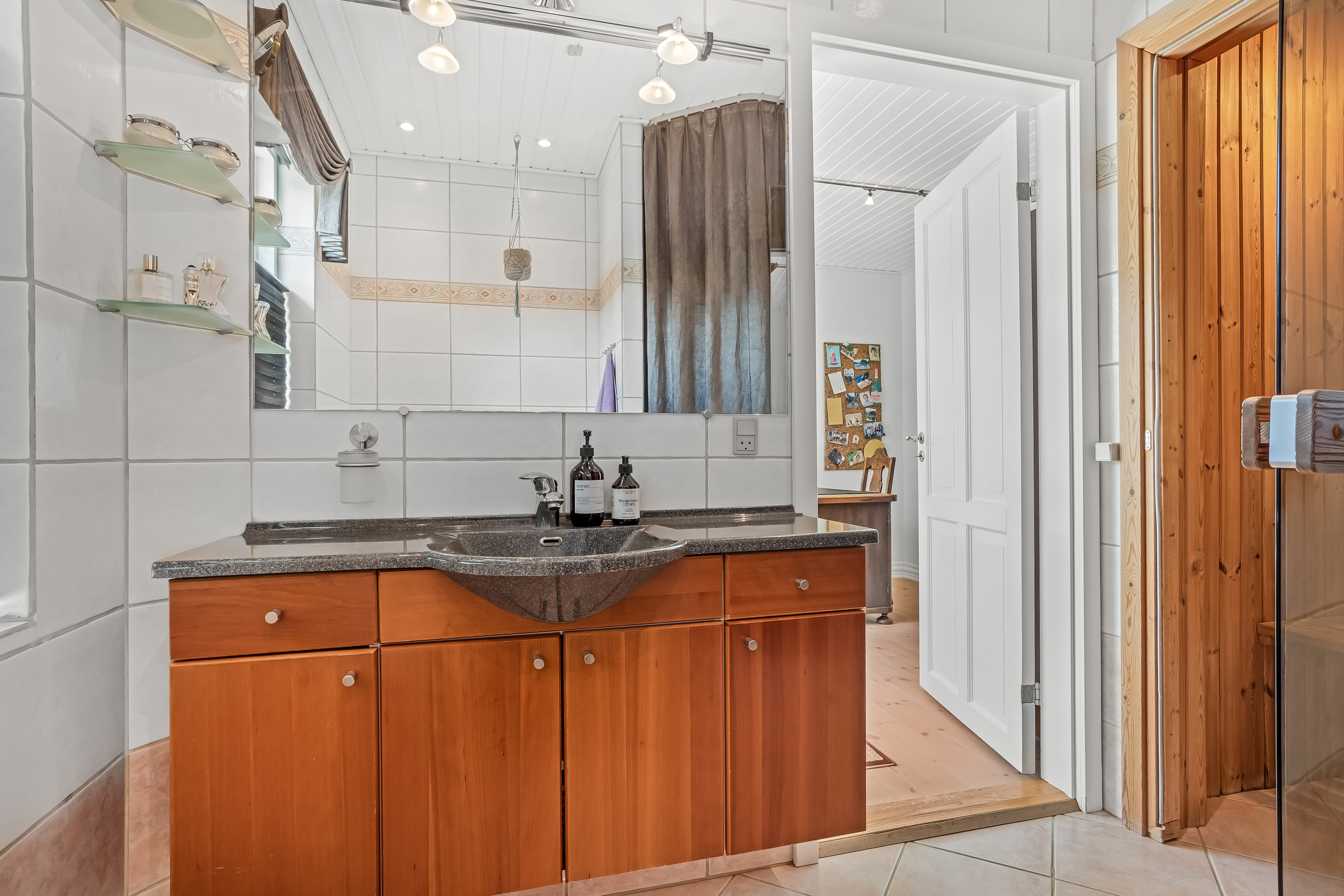 Fremhævet badeværelse billede i fuldskærmstilstand. Billede af Nørre Bøgildvej 1, Borbjerg, 7500 Holstebro