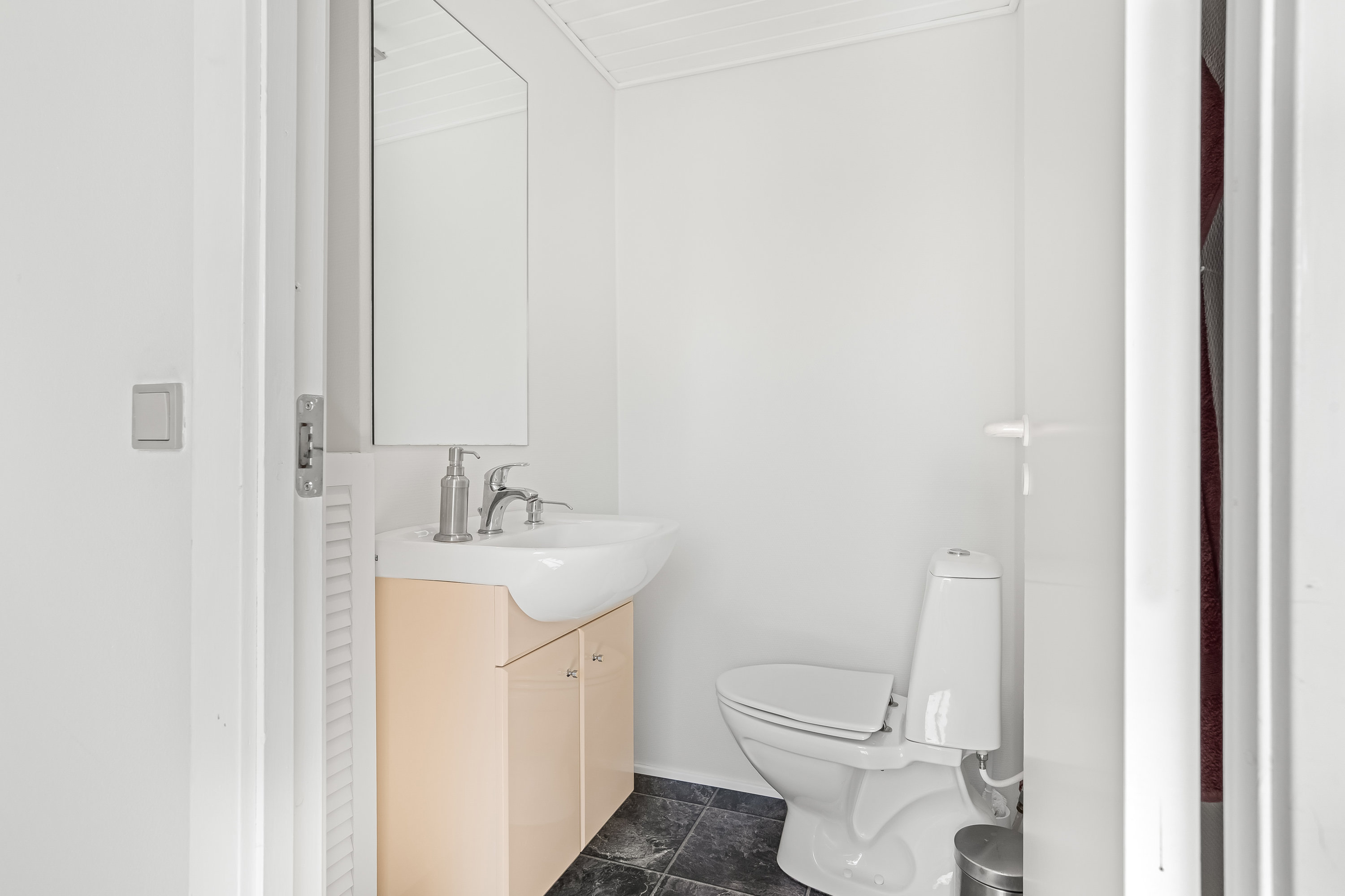 Fremhævet toilet billede i fuldskærmstilstand. Billede af Nørre Bøgildvej 1, Borbjerg, 7500 Holstebro