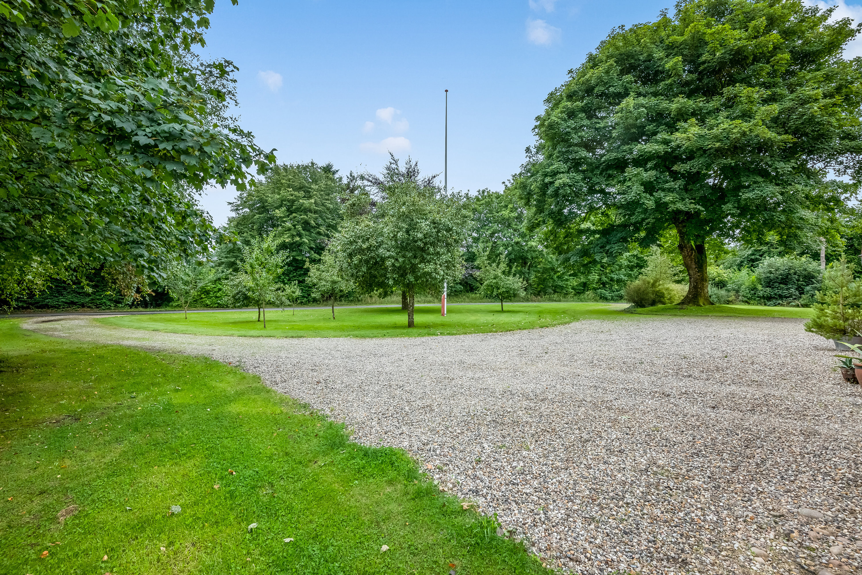 Fremhævet gårdsplads billede i fuldskærmstilstand. Billede af Tinkerdalsvej 3, Skave, 7500 Holstebro