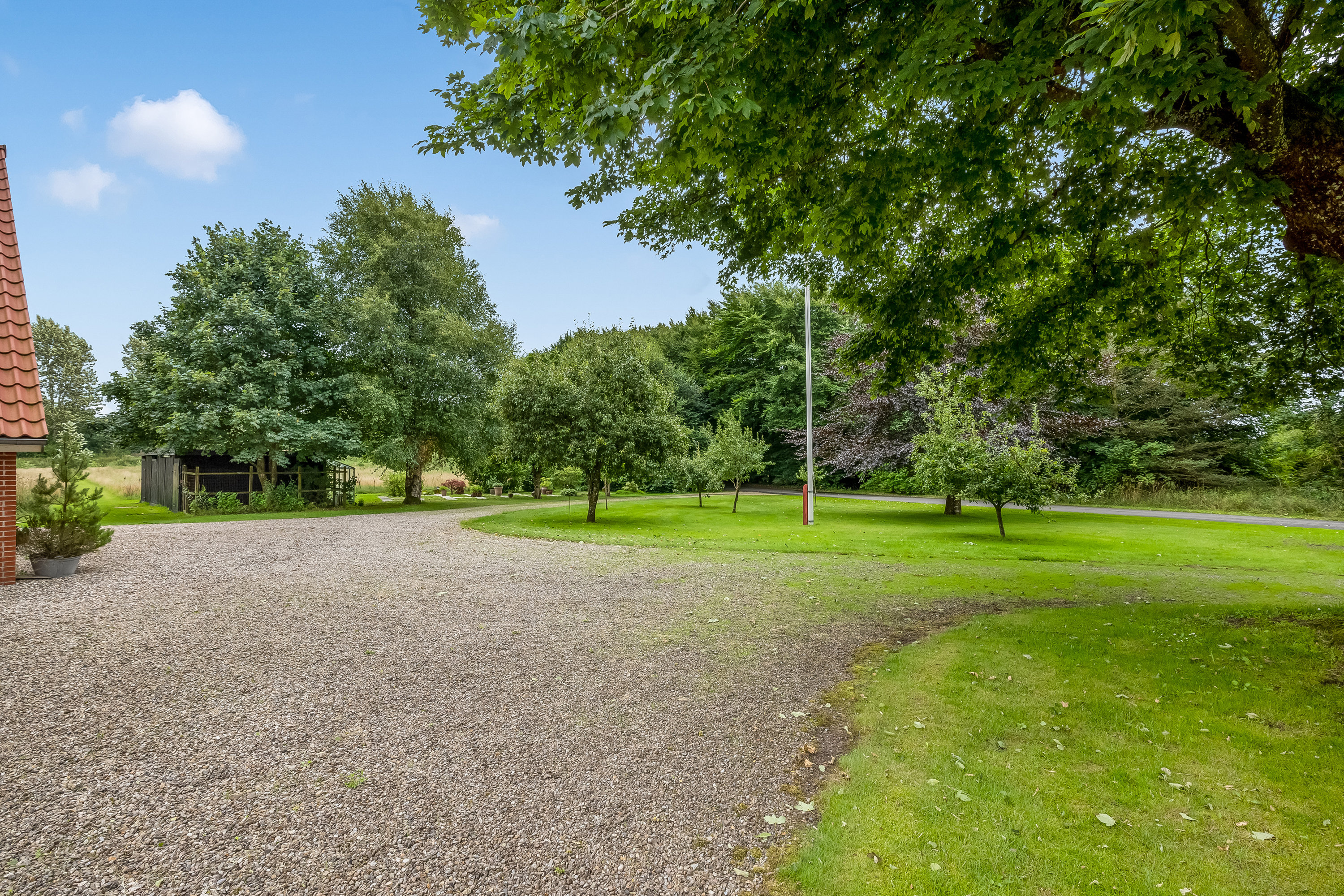Fremhævet gårdsplads billede i fuldskærmstilstand. Billede af Tinkerdalsvej 3, Skave, 7500 Holstebro