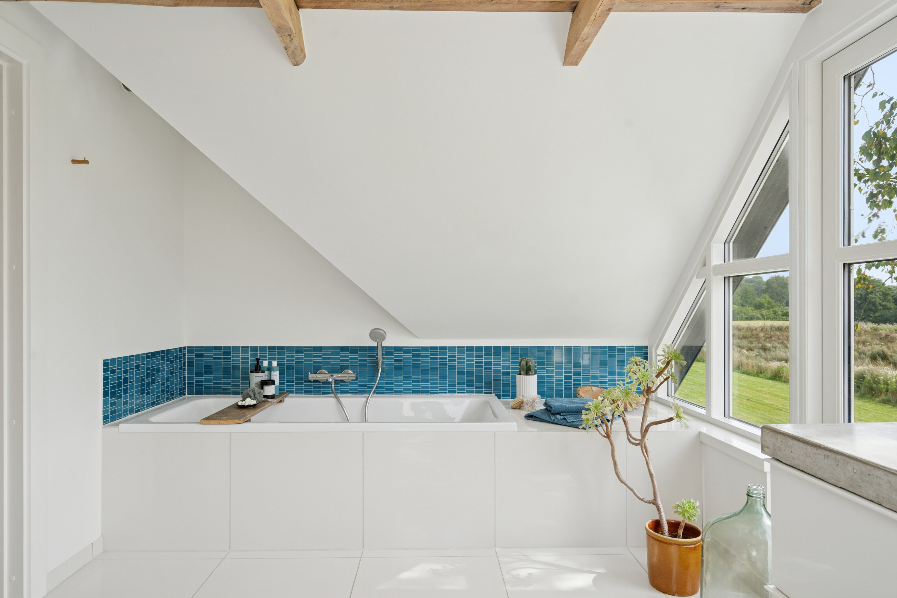 Fremhævet badeværelse billede i fuldskærmstilstand. Billede af Vædehave 18 (en del) og Vædehave 16, 5462 Morud