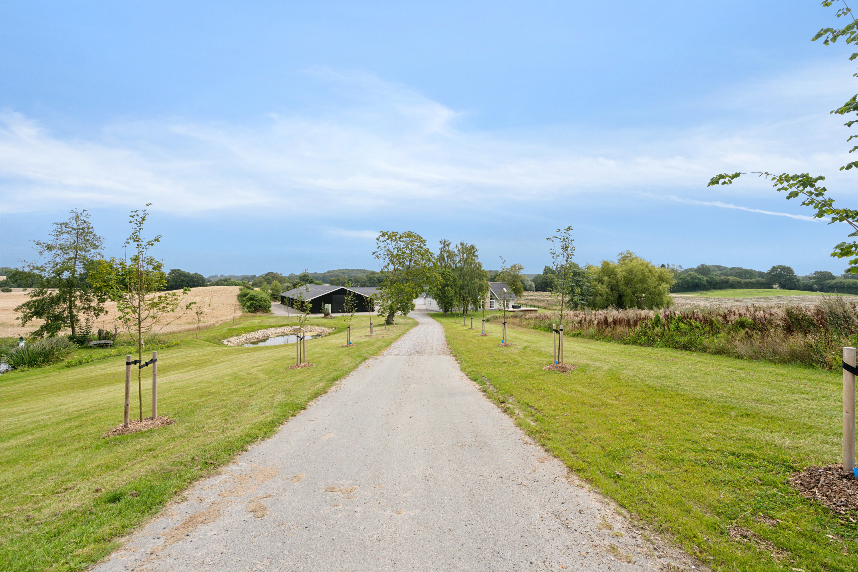 Fremhævet set fra vejen billede i fuldskærmstilstand. Billede af Vædehave 18 (en del) og Vædehave 16, 5462 Morud