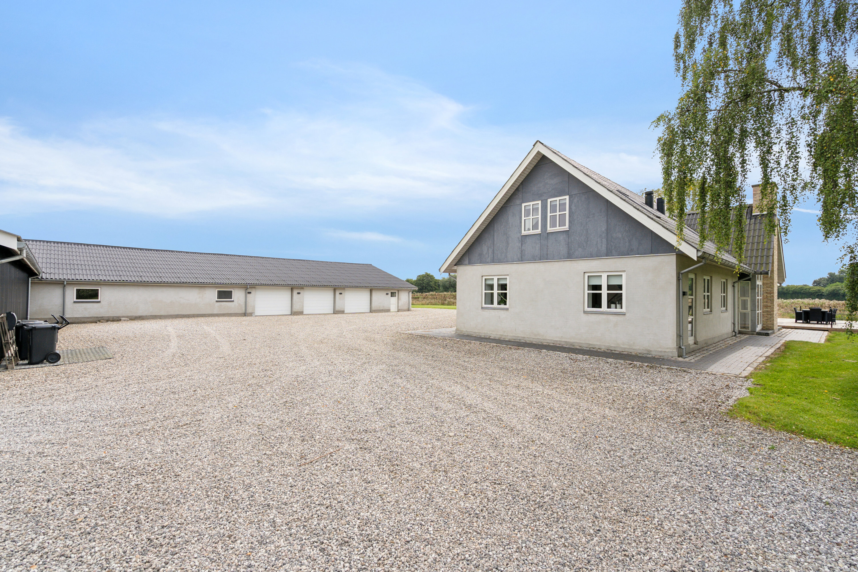 Fremhævet set fra vejen billede i fuldskærmstilstand. Billede af Vædehave 18 (en del) og Vædehave 16, 5462 Morud