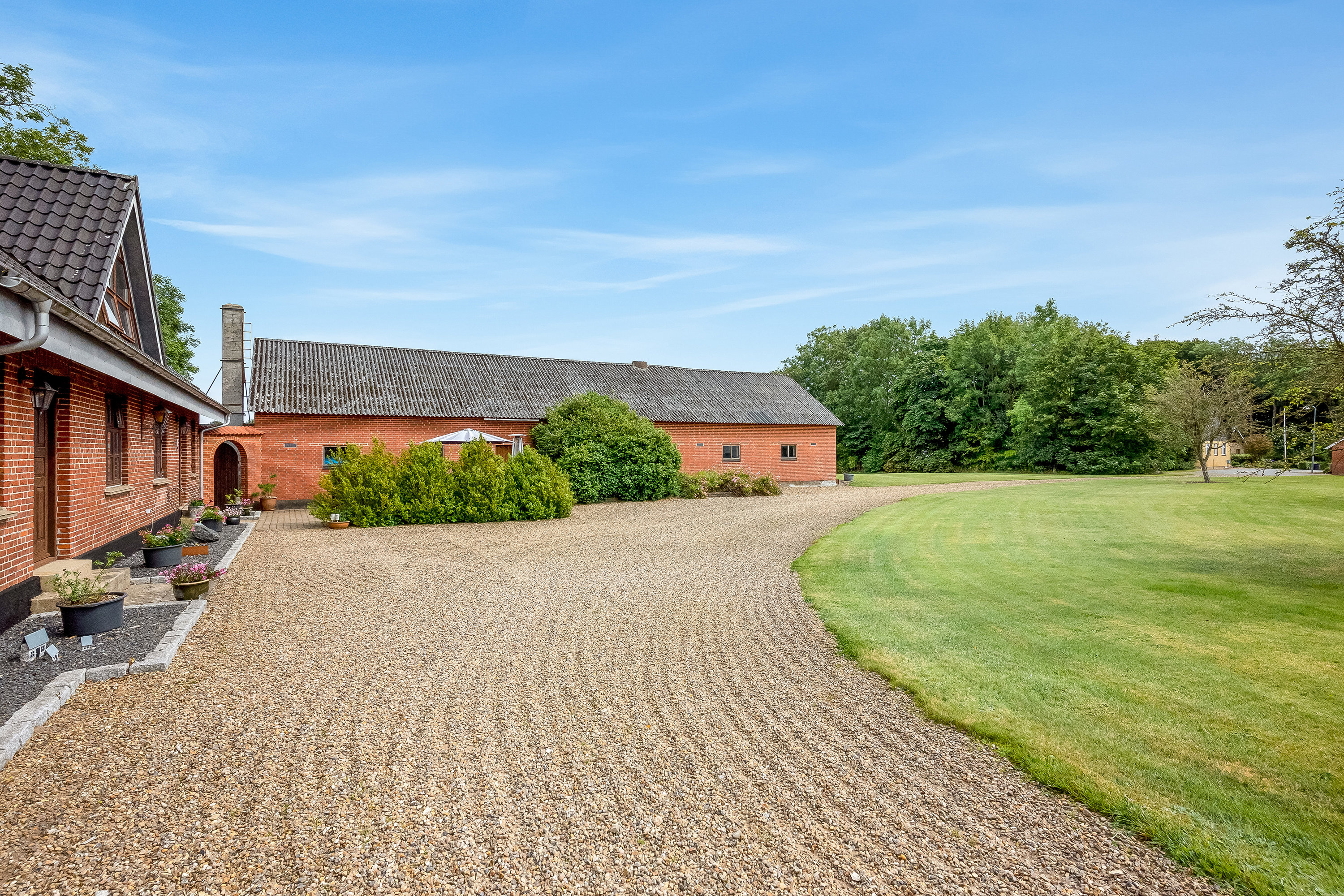 Fremhævet gårdsplads billede i fuldskærmstilstand. Billede af Karupvej 59, Fårbæk, 7470 Karup J