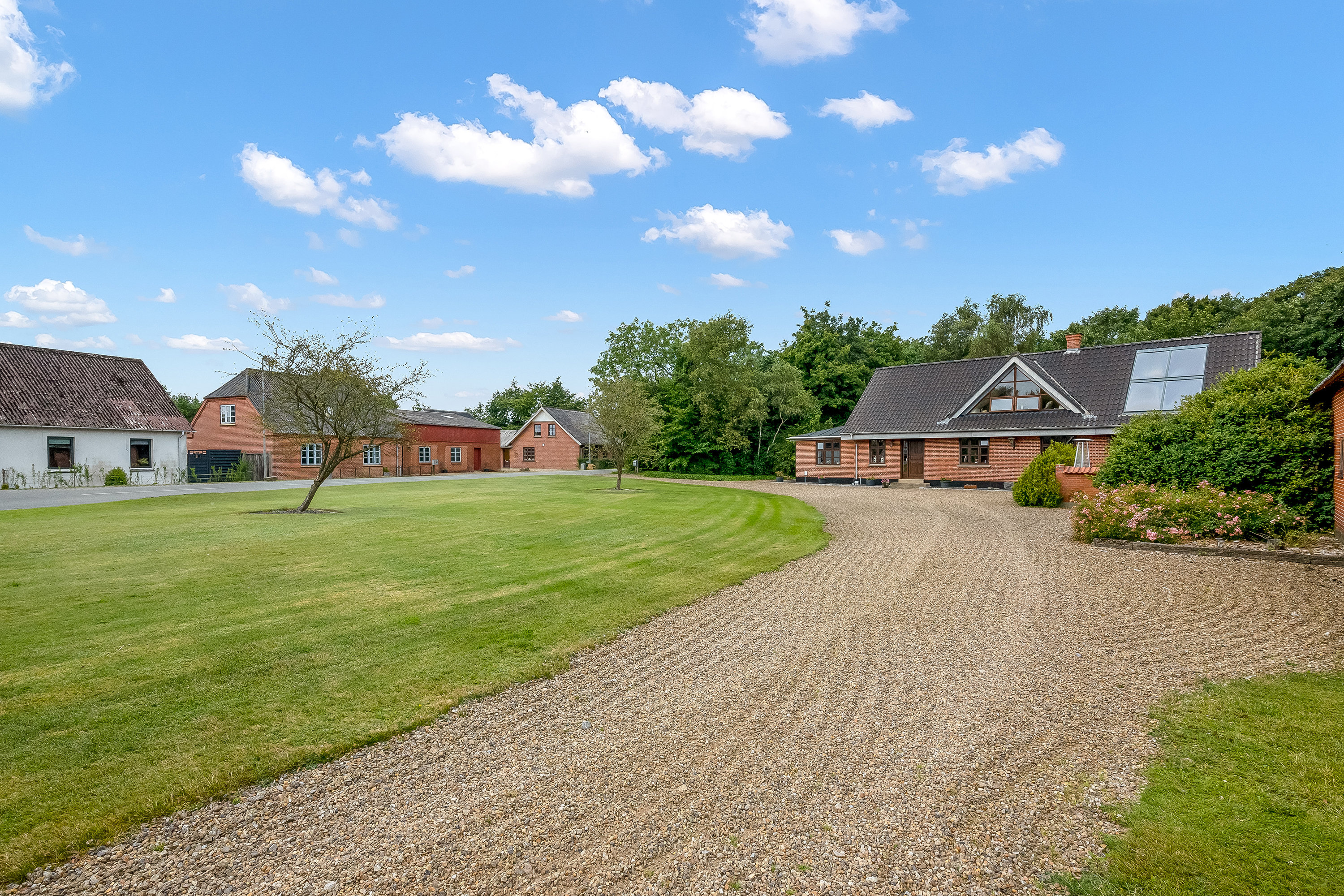 Fremhævet gårdsplads billede i fuldskærmstilstand. Billede af Karupvej 59, Fårbæk, 7470 Karup J